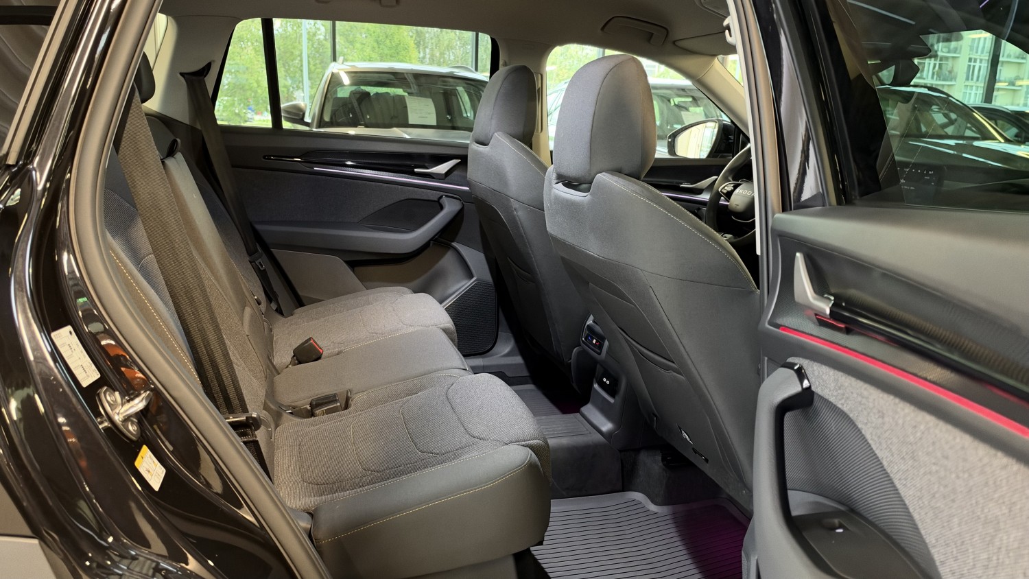 Car image 16