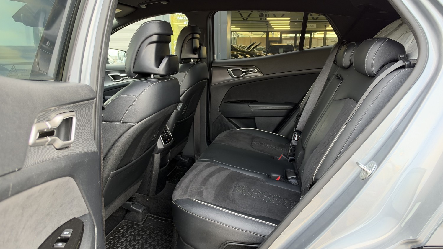 Car image 14