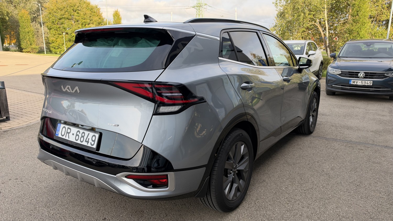 Car image 4