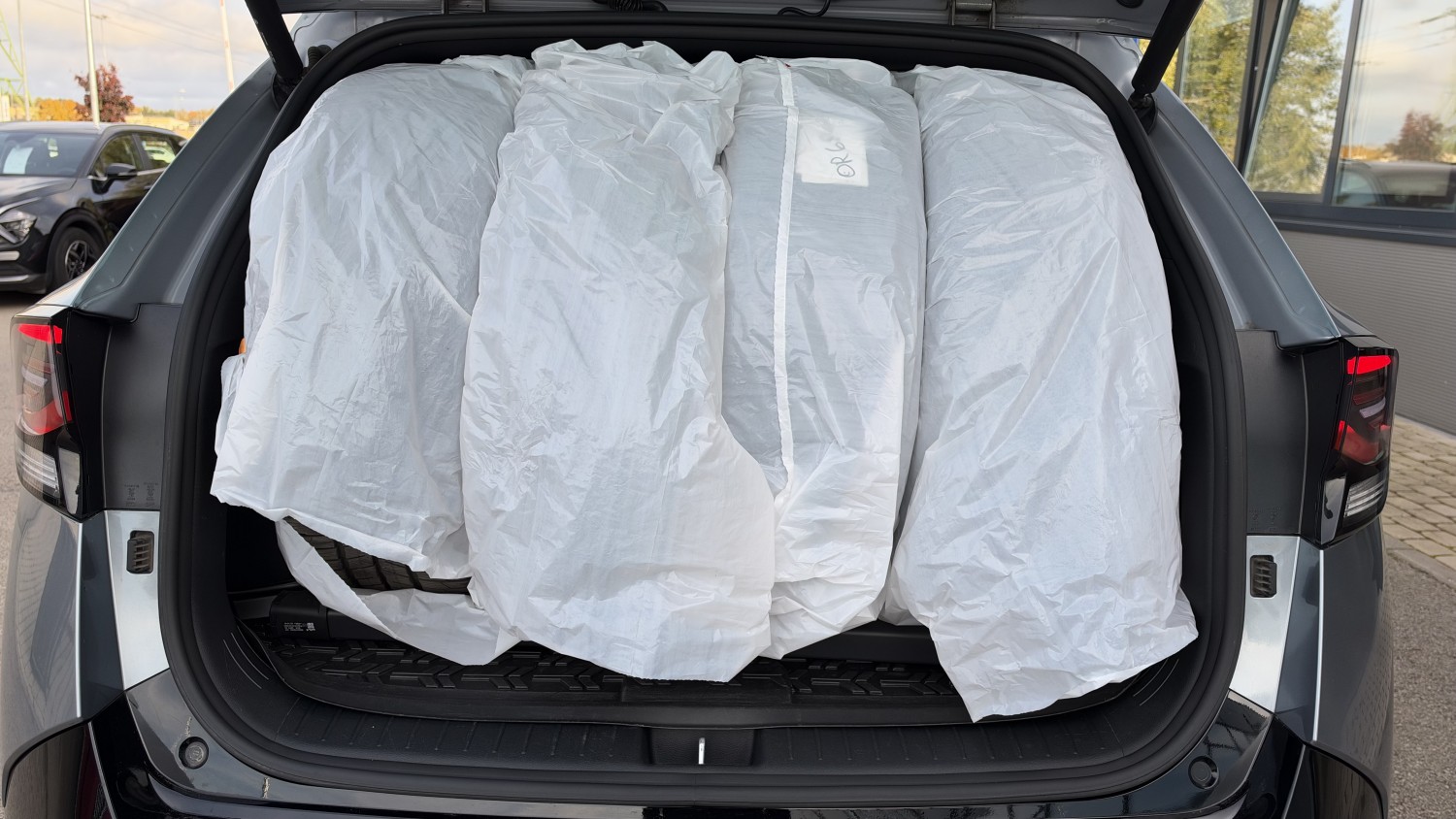 Car image 15