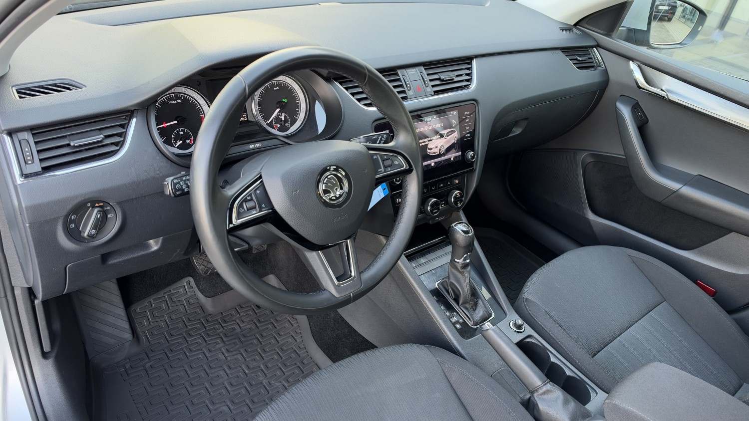 Car image 12