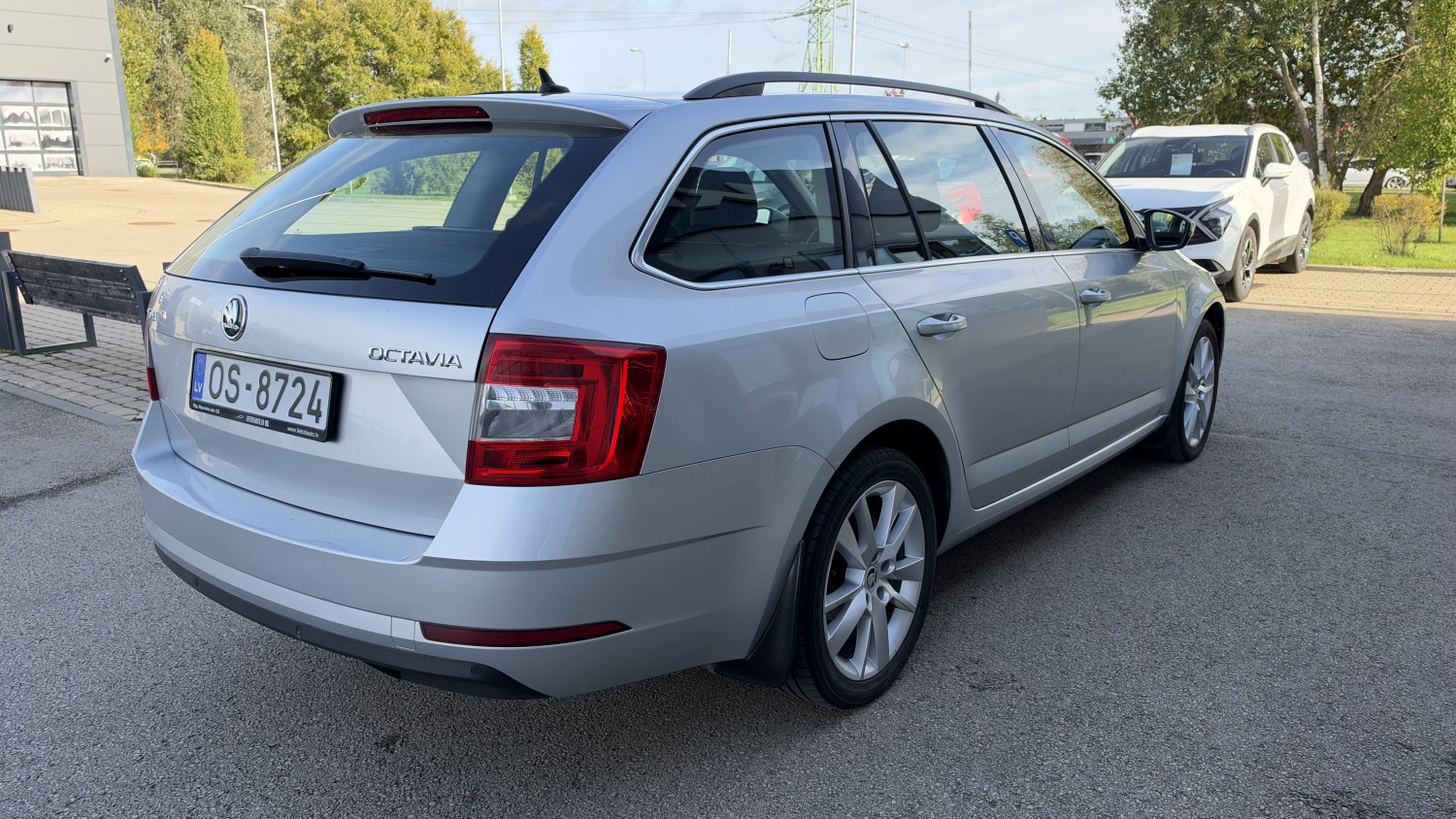 Car image 4