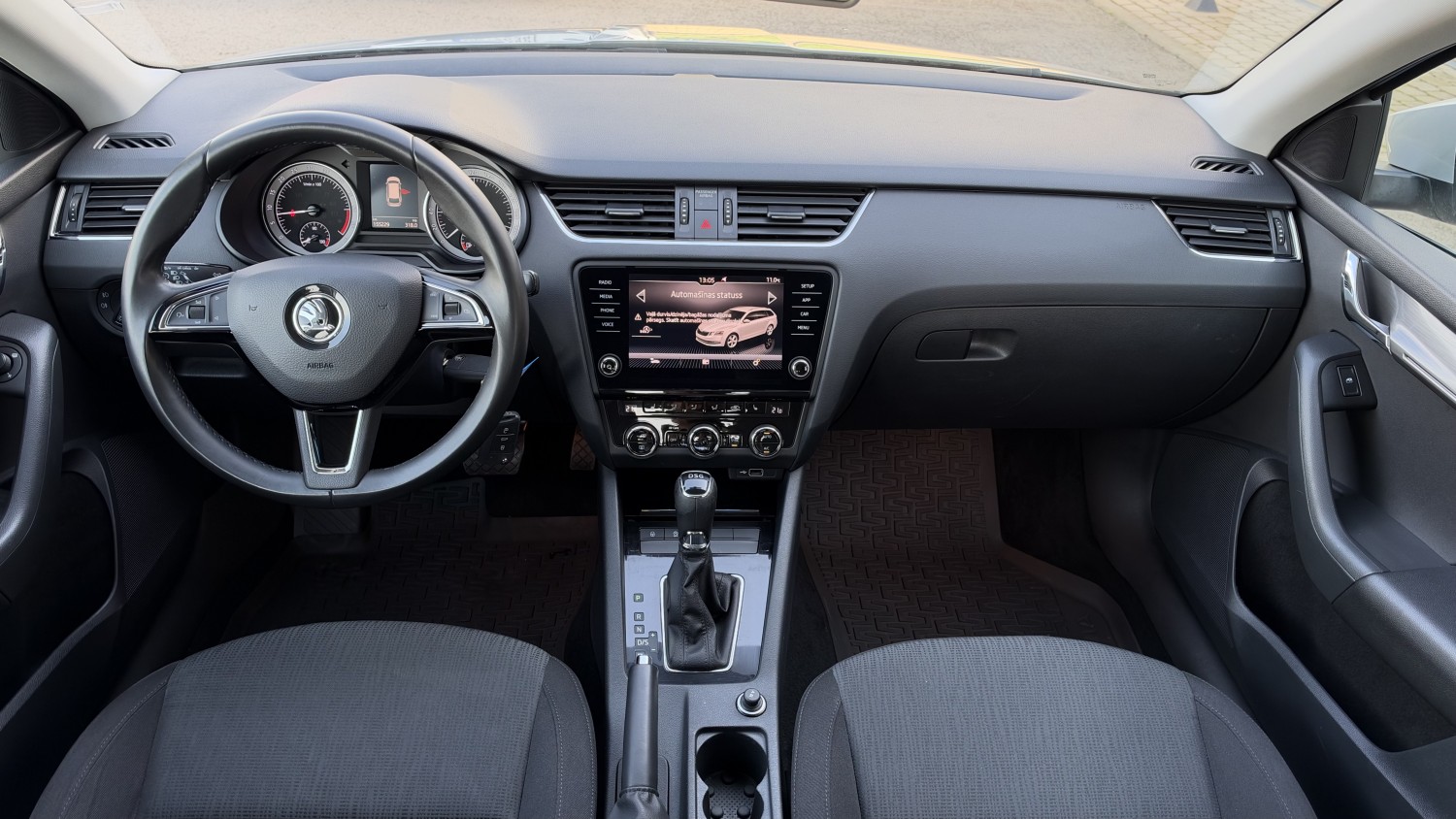 Car image 17