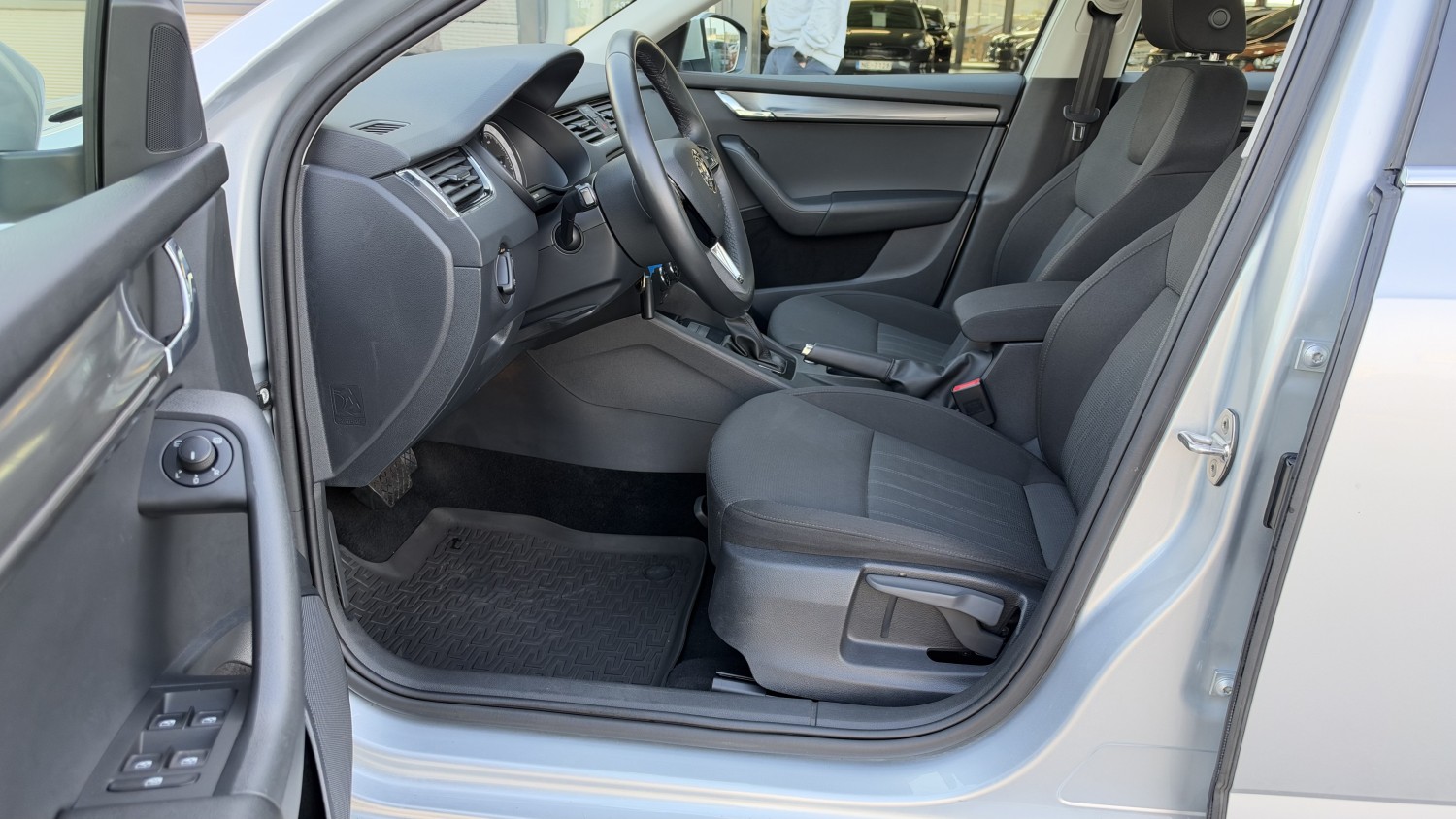 Car image 11