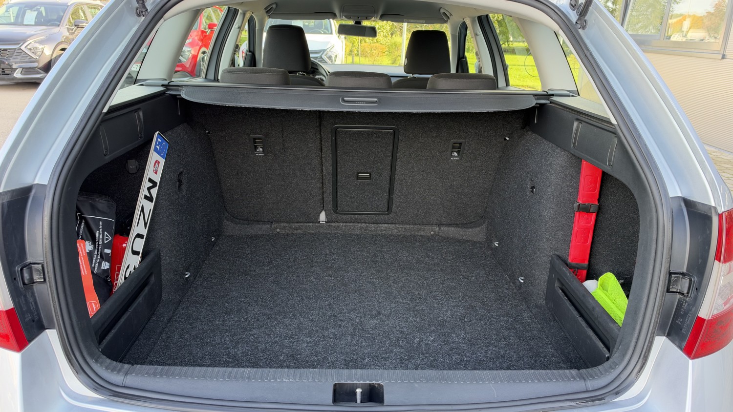 Car image 14