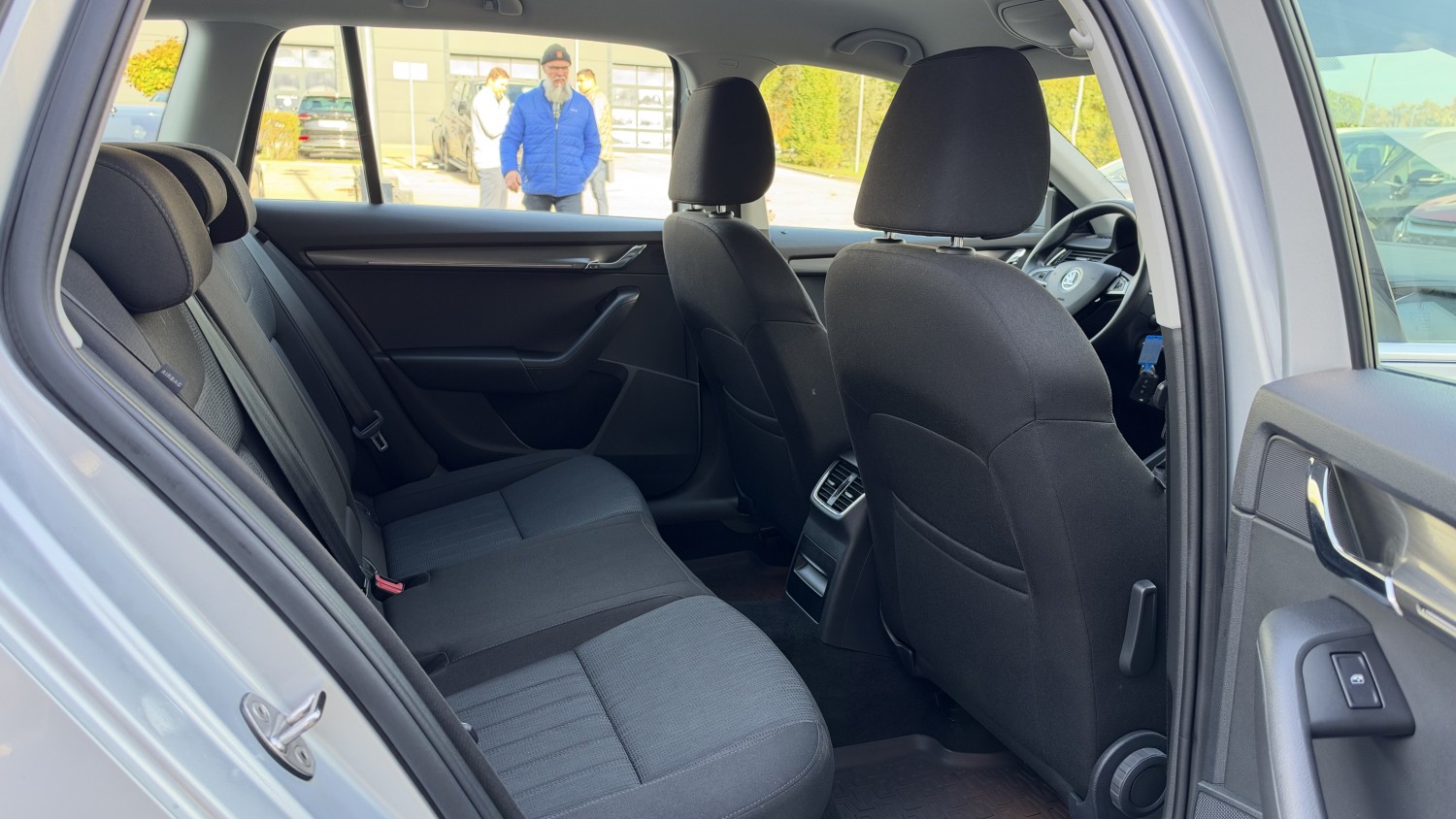 Car image 15