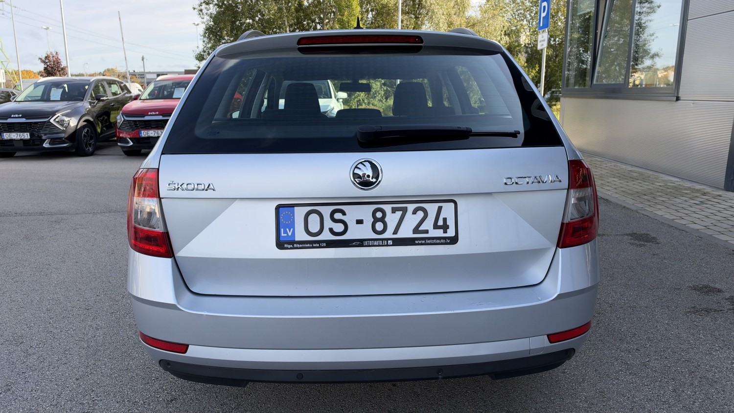 Car image 3