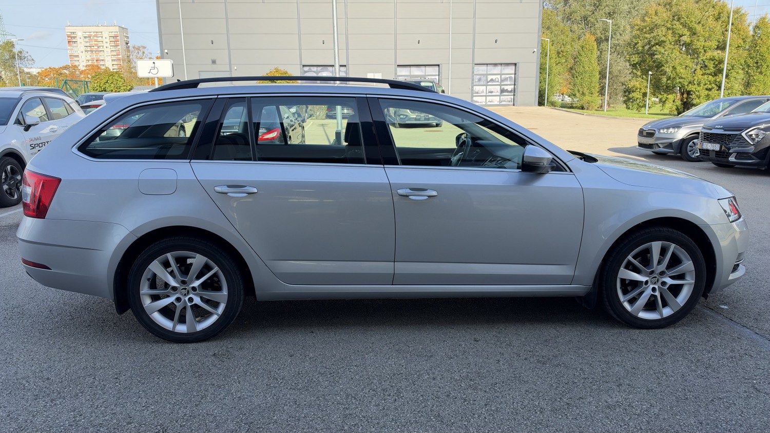 Car image 5