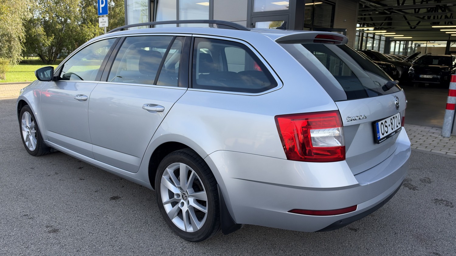 Car image 2