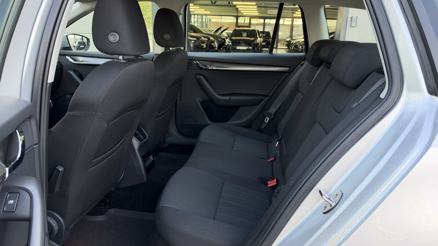 Car image 13