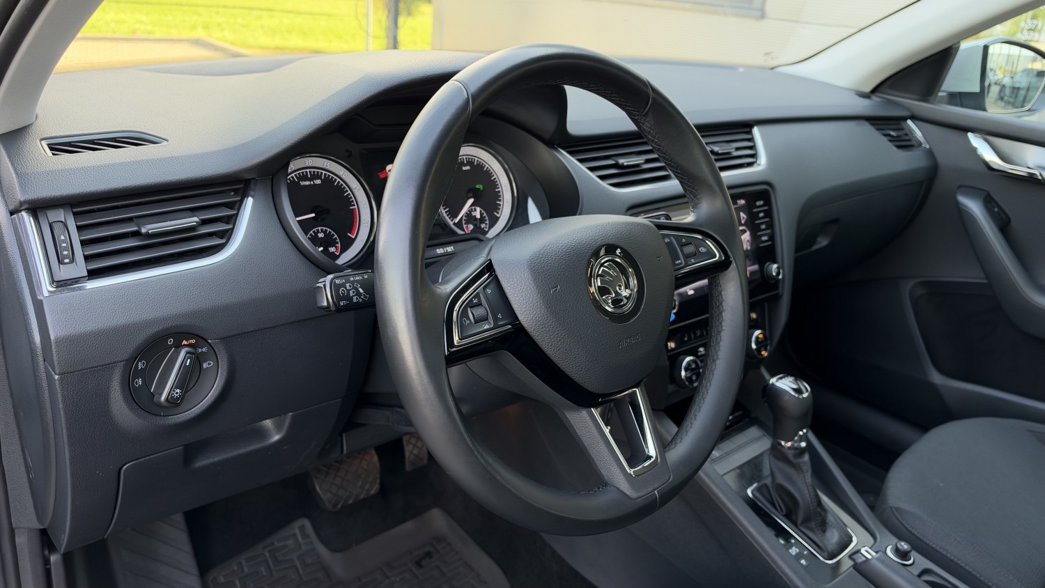 Car image 18