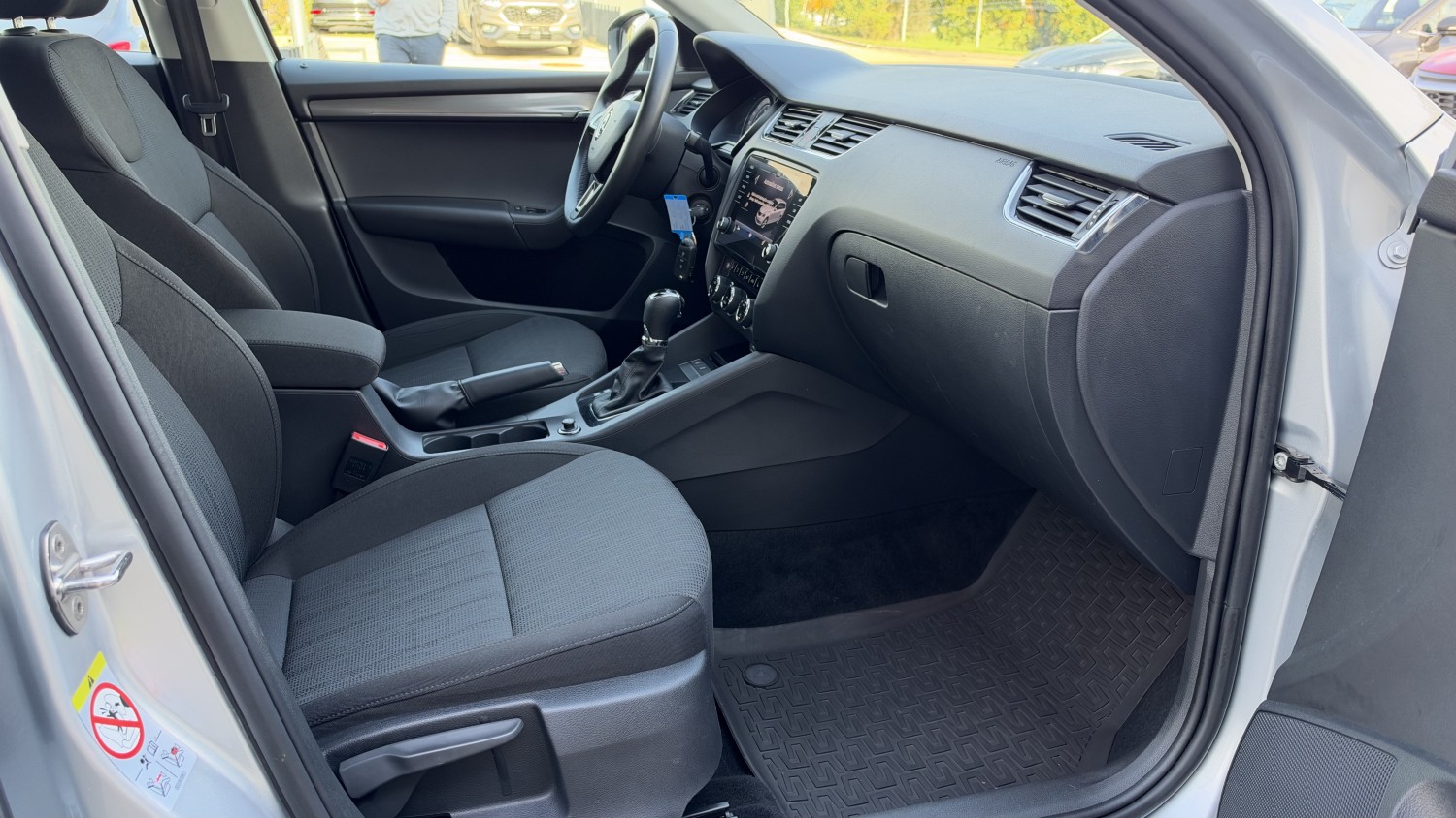 Car image 16