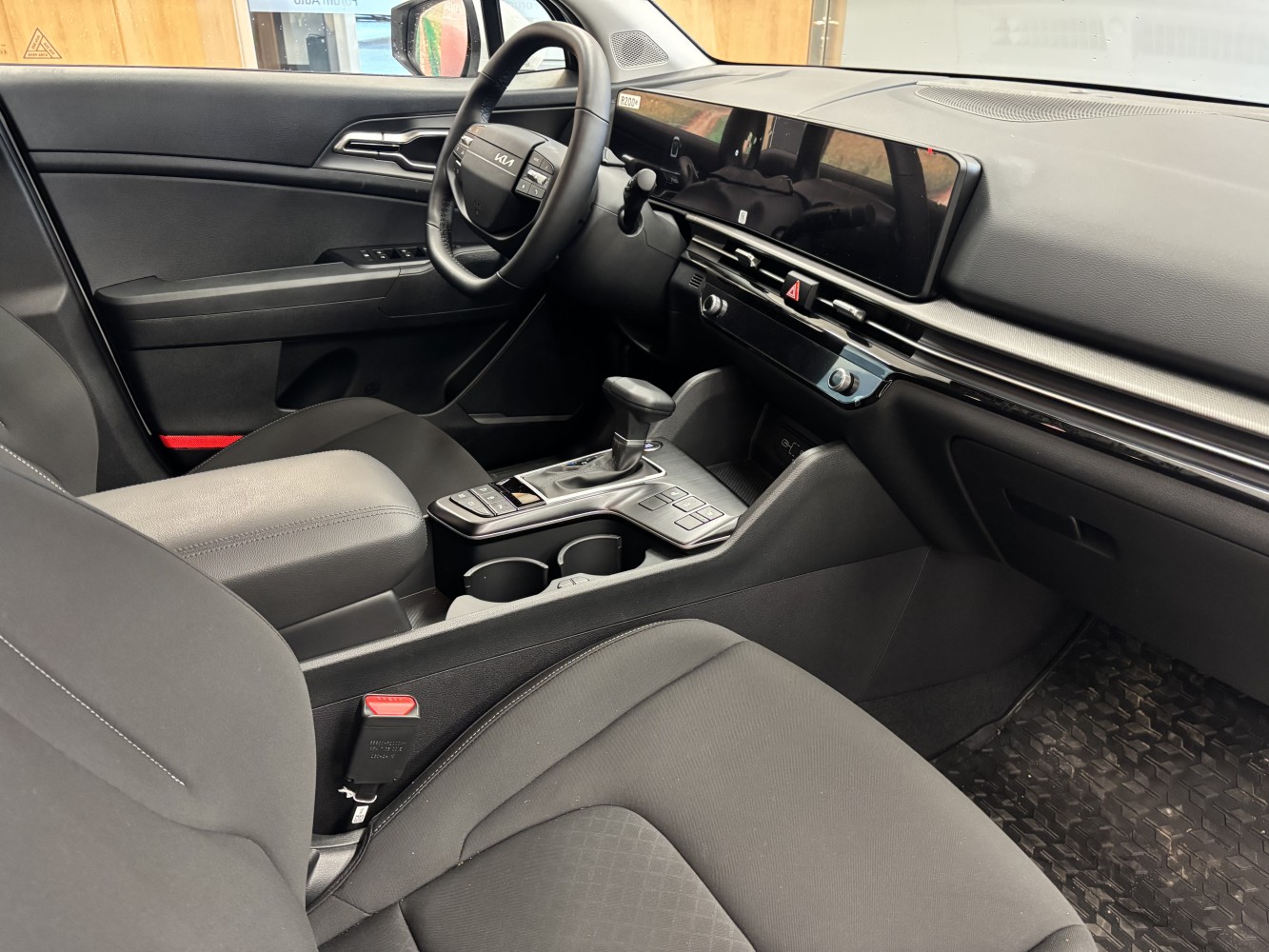 Car image 14