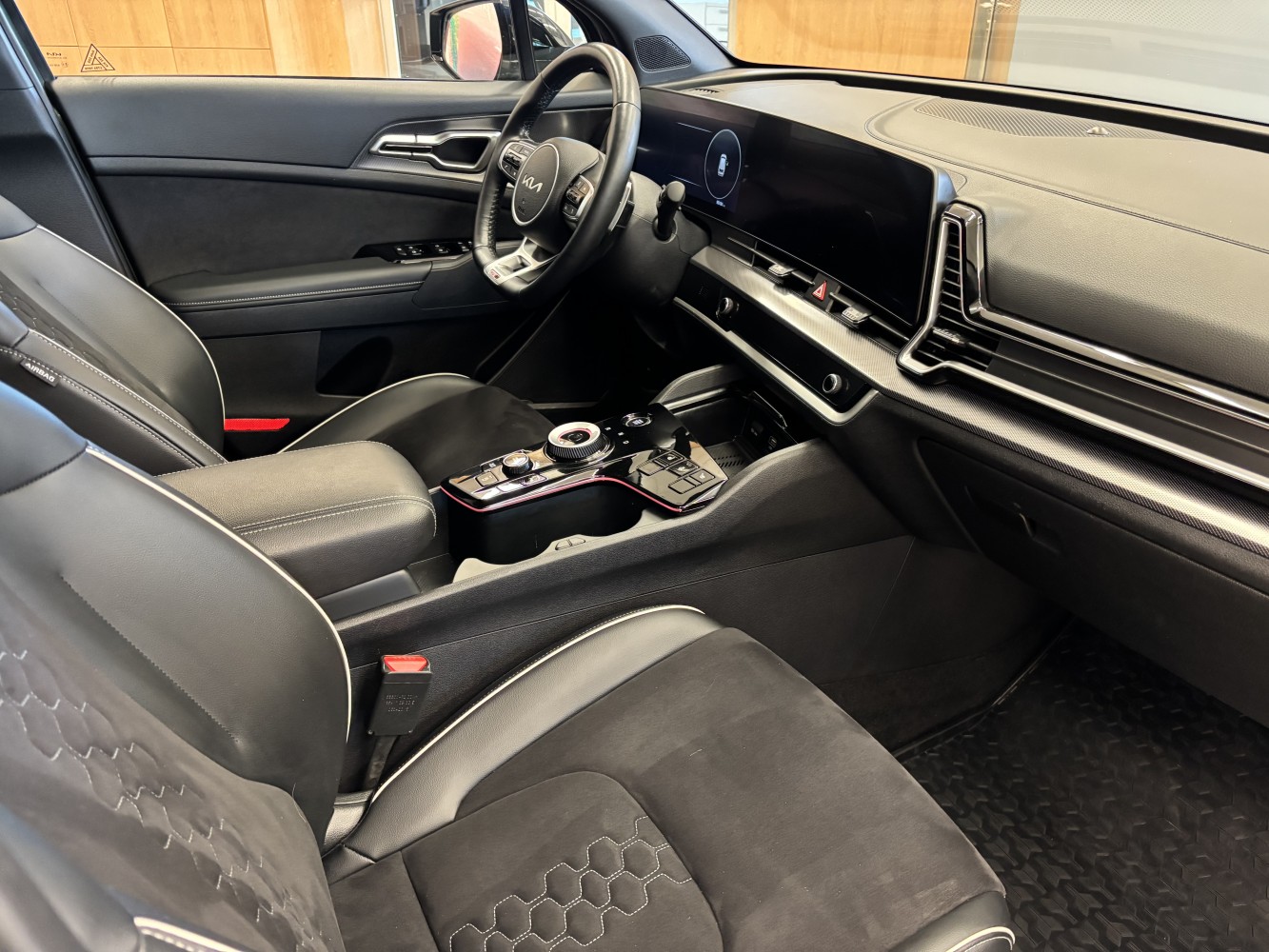 Car image 14
