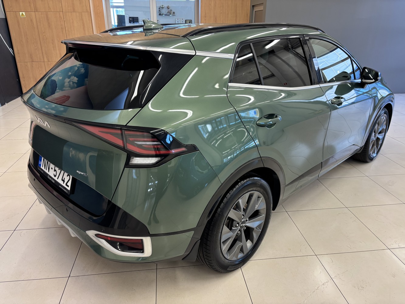 Car image 3