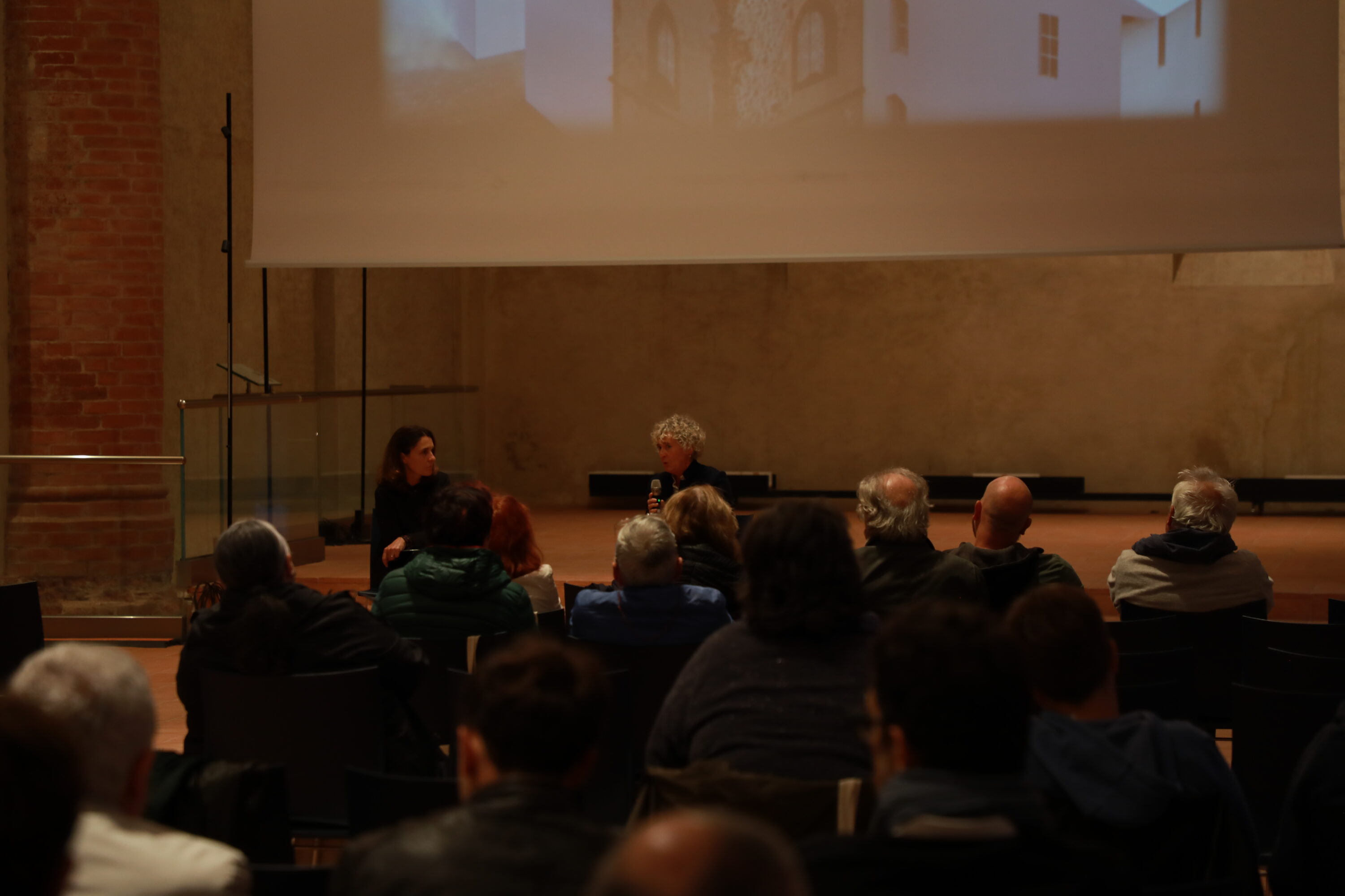 Il diagolo con l'esperta della prima serata di Cuneo Archeofilm 2024 (ph@Raffaele Masano)