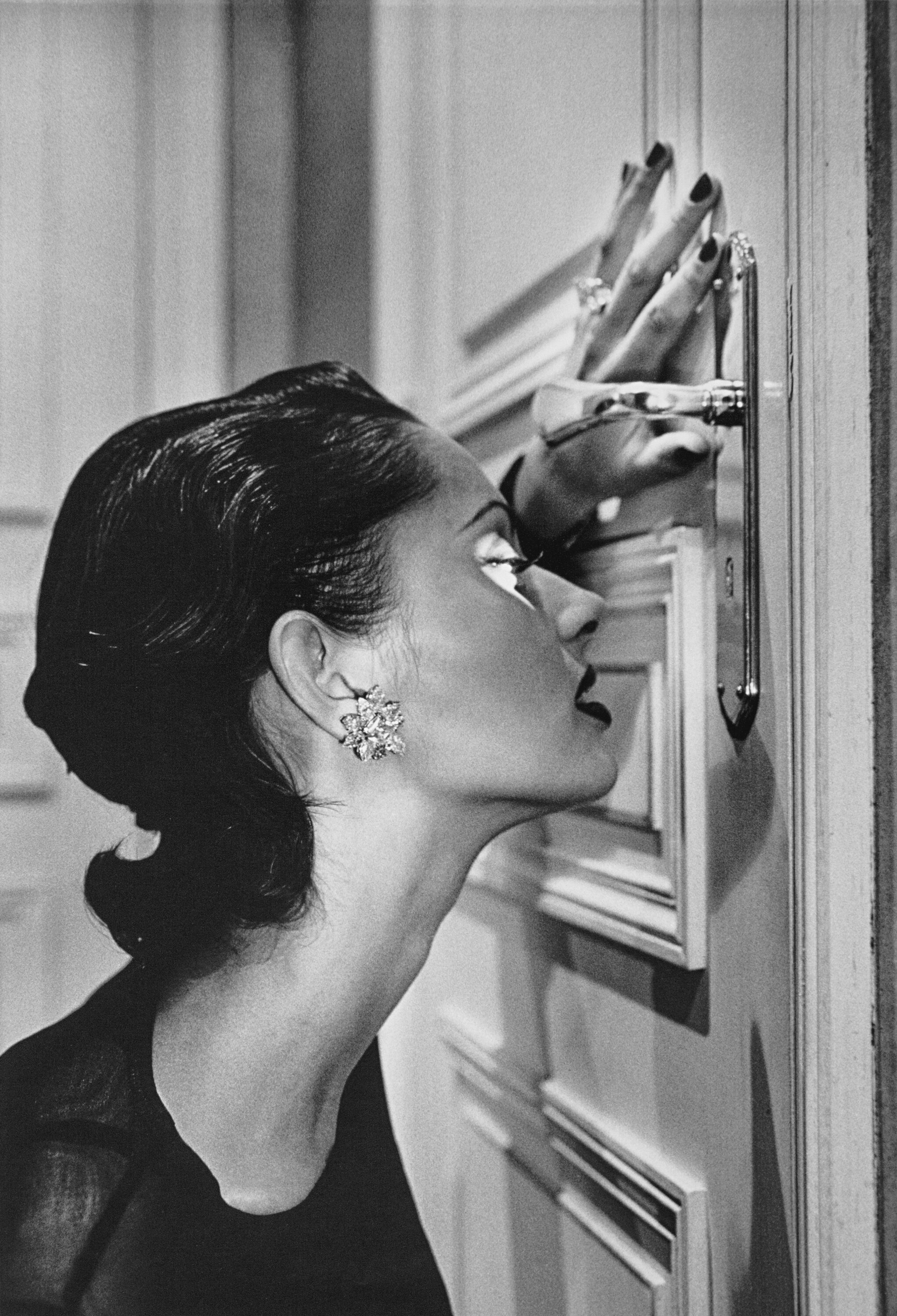 01. Helmut Newton, Heather looking through a keyhole, Paris 1994 © Helmut Newton Foundation