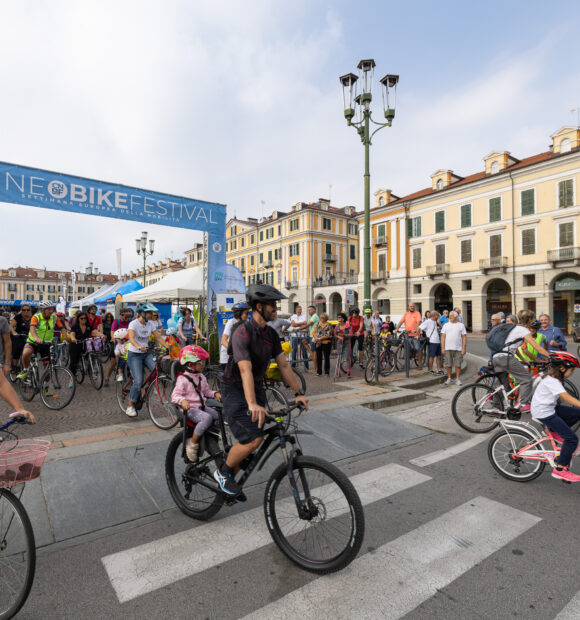 La partenza di Bimbimbici, la pedalata per famiglie (ph@çLoris Salussolia)
