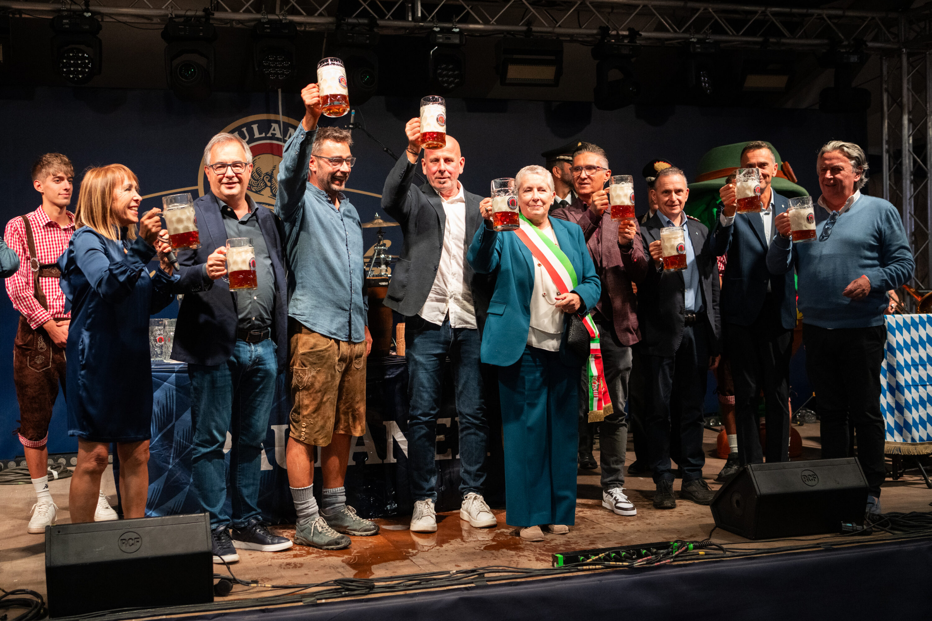 Il brindisi inaugurale di Oktoberfest Cuneo 2025 (ph@Laura Atzeni)