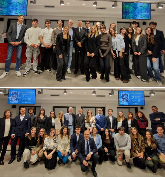 Foto di gruppo per i neodiplomati e neolaureati vincitori delle borse di studio 2025 della Banca di Caraglio