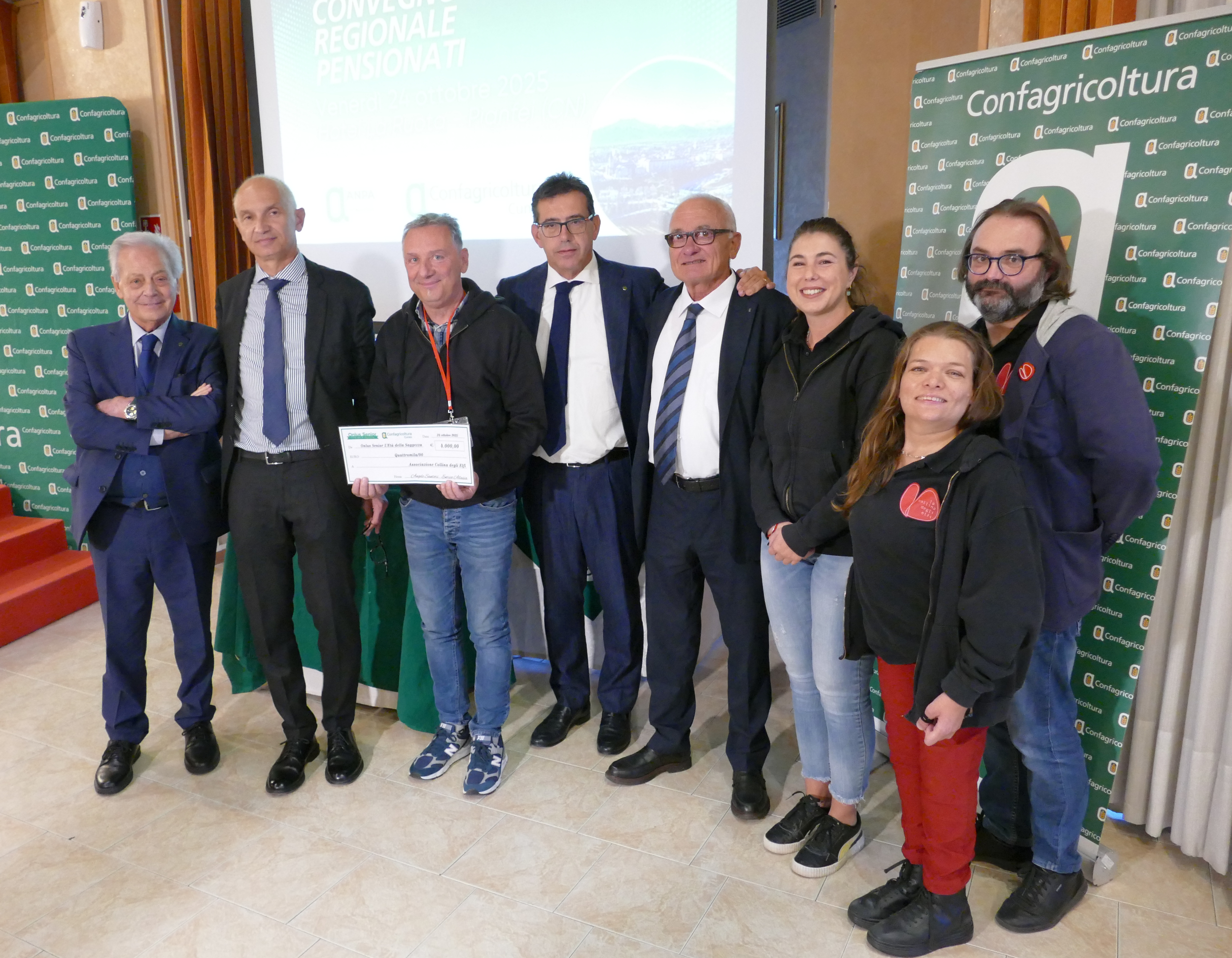La consegna dell'assegno alla Collina degli Elfi