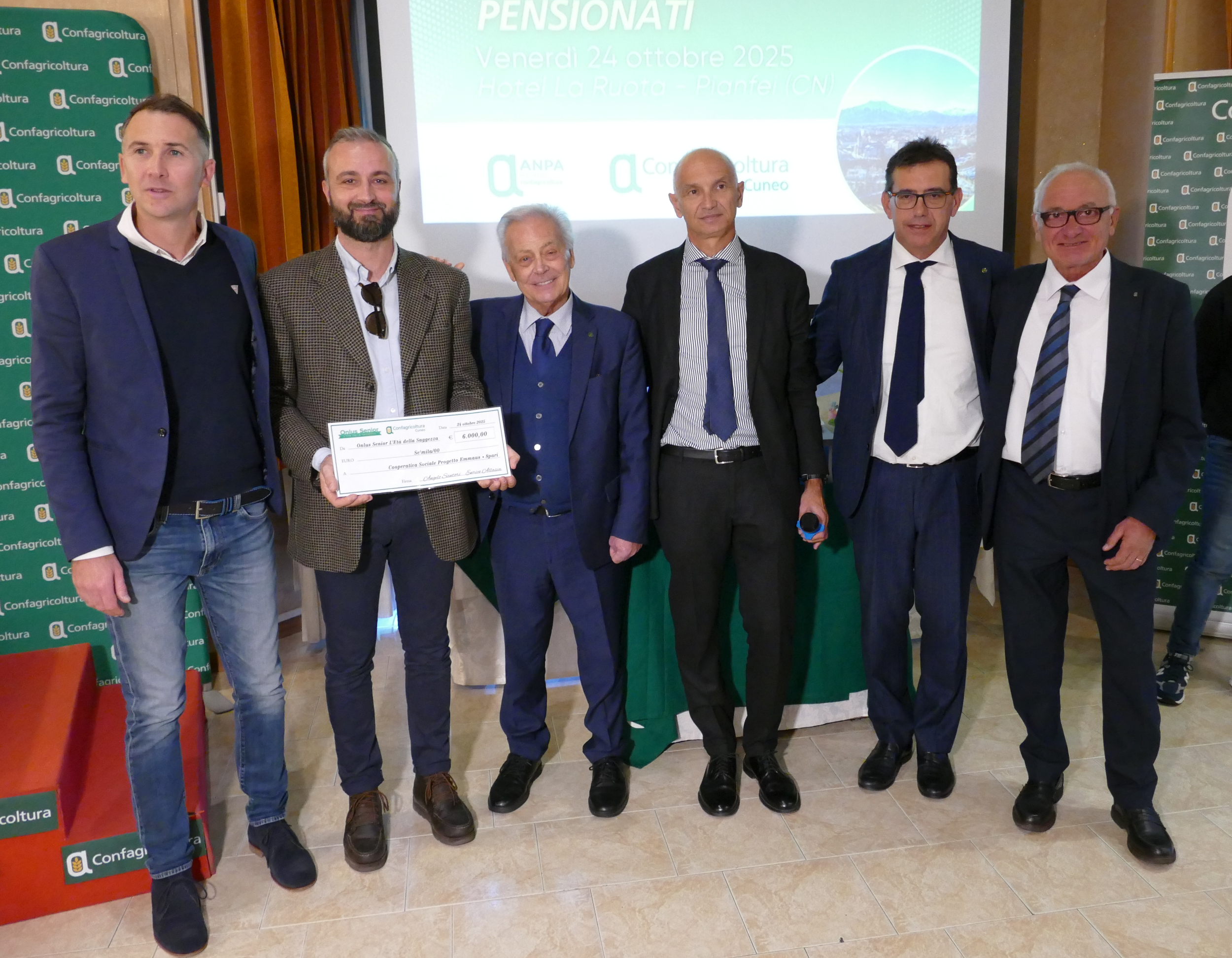 La consegna dell'assegno alla cooperativa sociale progetto Emmaus