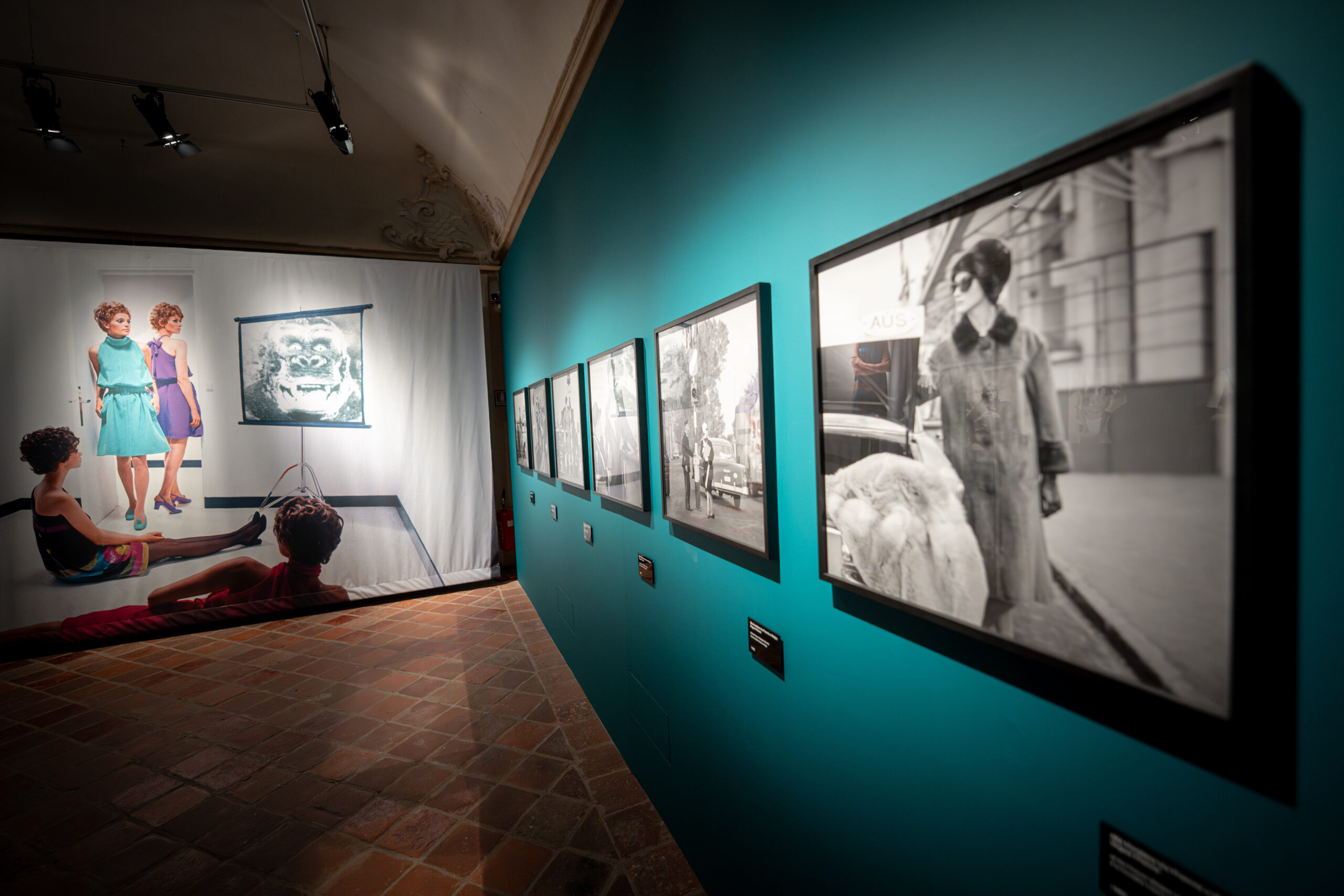 Alcuni scatti della mostra “Helmut Newton. Intrecci” organizzata da Fondazione Artea e curata da Matthias Harder presso il Filatoio di Caraglio (©️ Fondazione Artea - ph. Marco Rostagno)