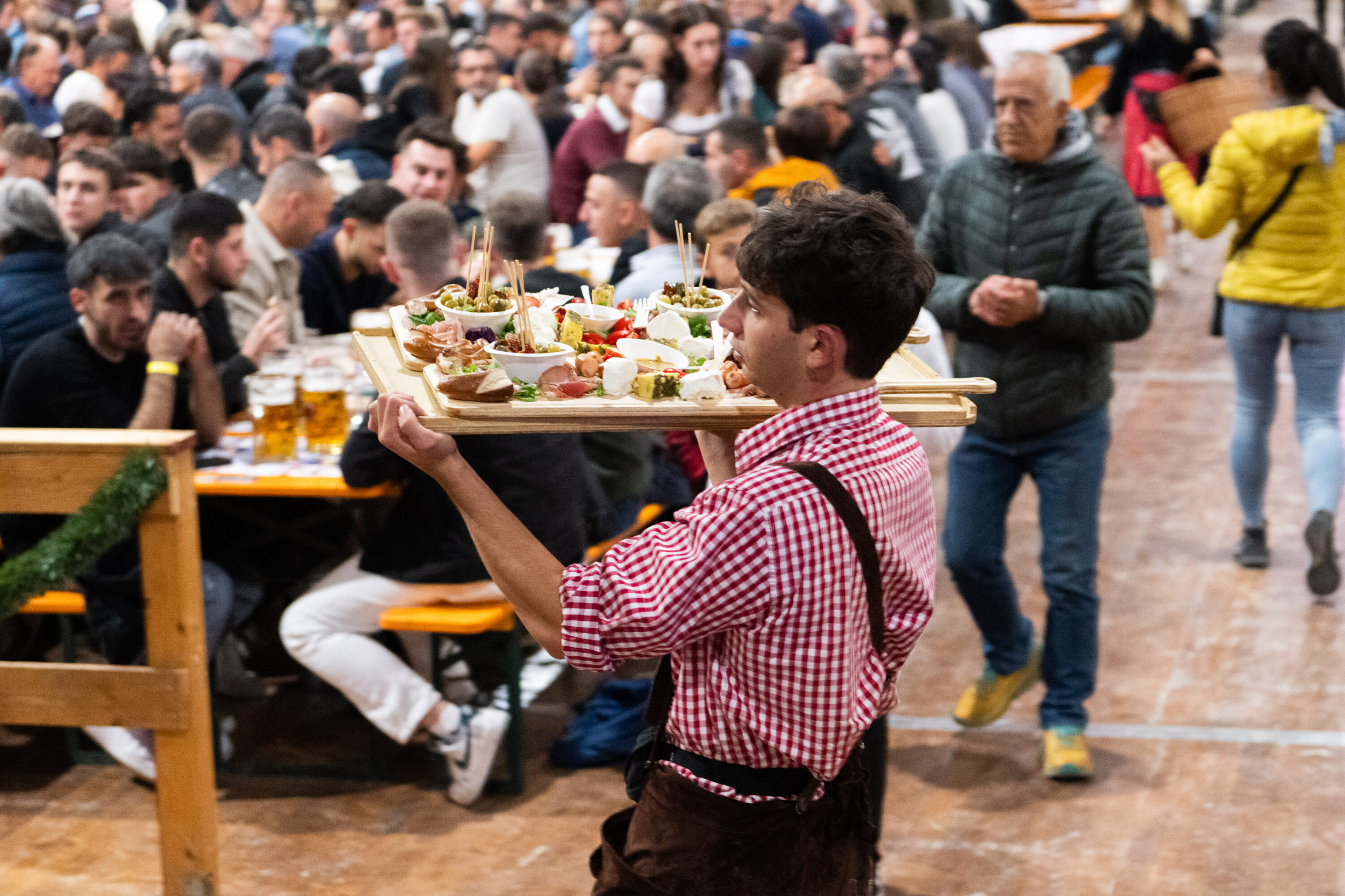 Un momento di festa all'Oktoberfest Cuneo (ph@Laura Atzeni)