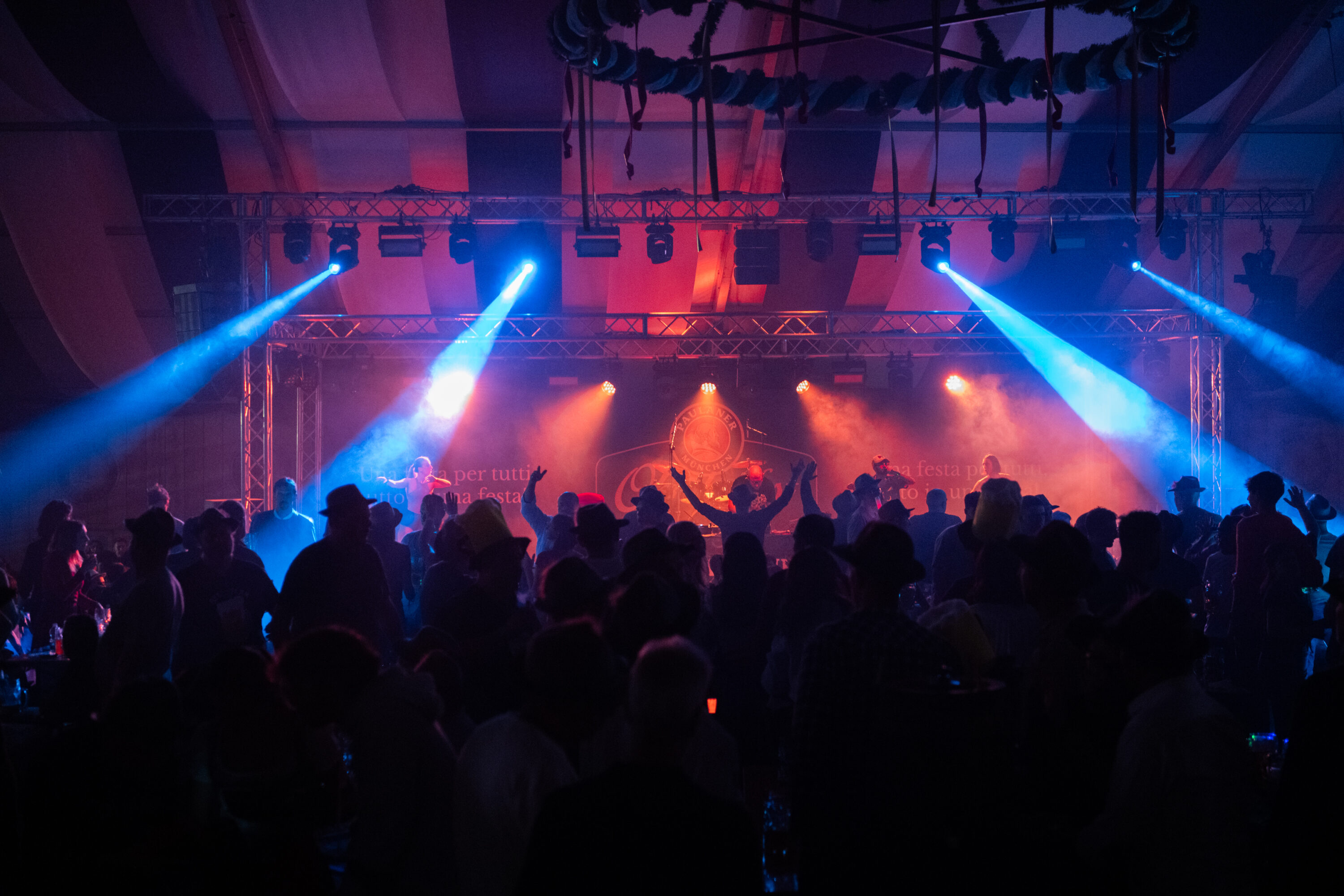 Spettacoli e concerti hanno intrattenuto il pubblico di Oktoberfest Cuneo 2025 (ph@Laura Atzeni)