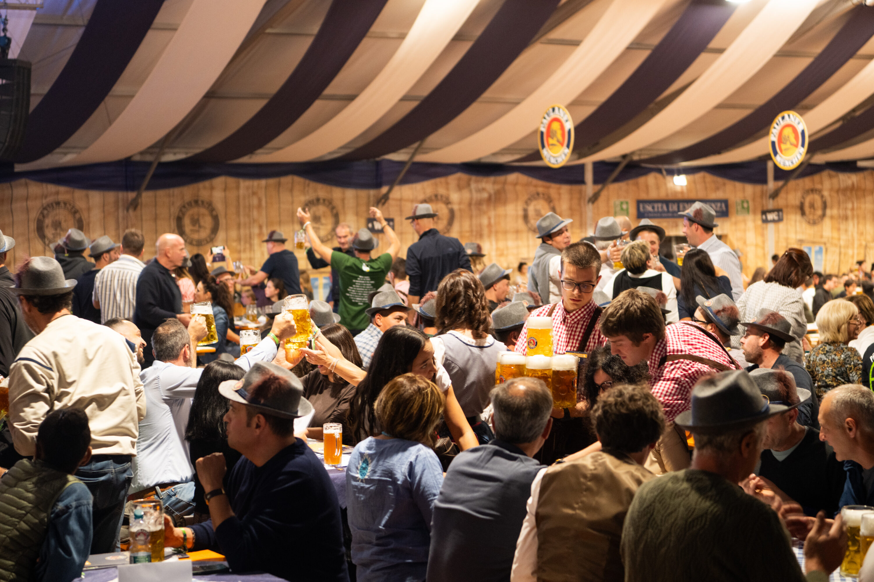 Un momento di brindisi all'Oktoberfest Cuneo 2025 (ph@Laura Atzeni)