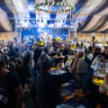 Brindisi e canti all'Oktoberfest Cuneo 2025 (ph@Laura Atzeni)