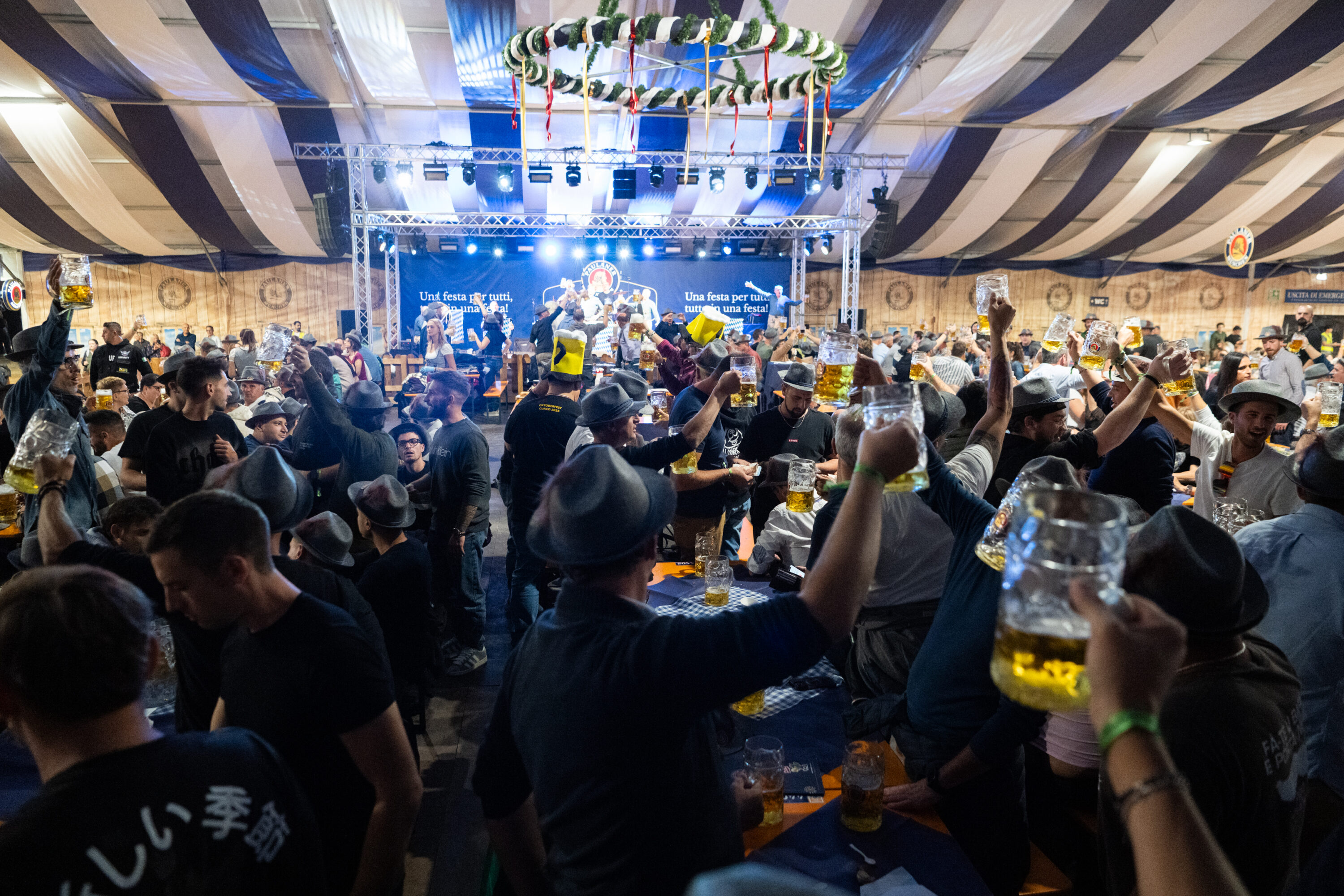 Brindisi e canti all'Oktoberfest Cuneo 2025 (ph@Laura Atzeni)
