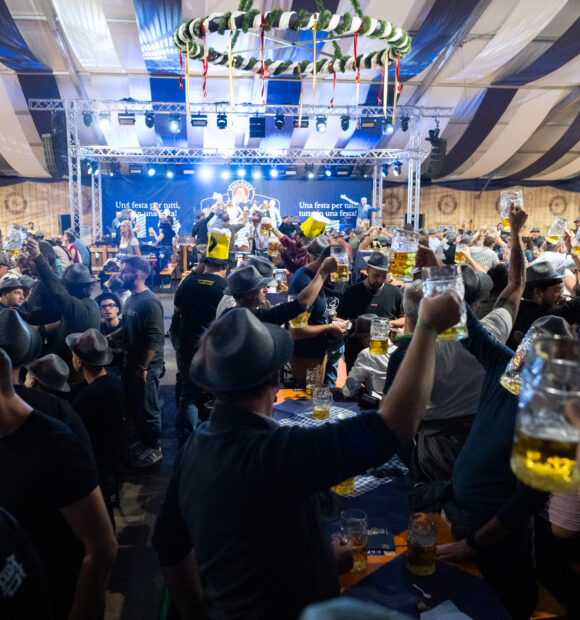 Brindisi e canti all'Oktoberfest Cuneo 2025 (ph@Laura Atzeni)