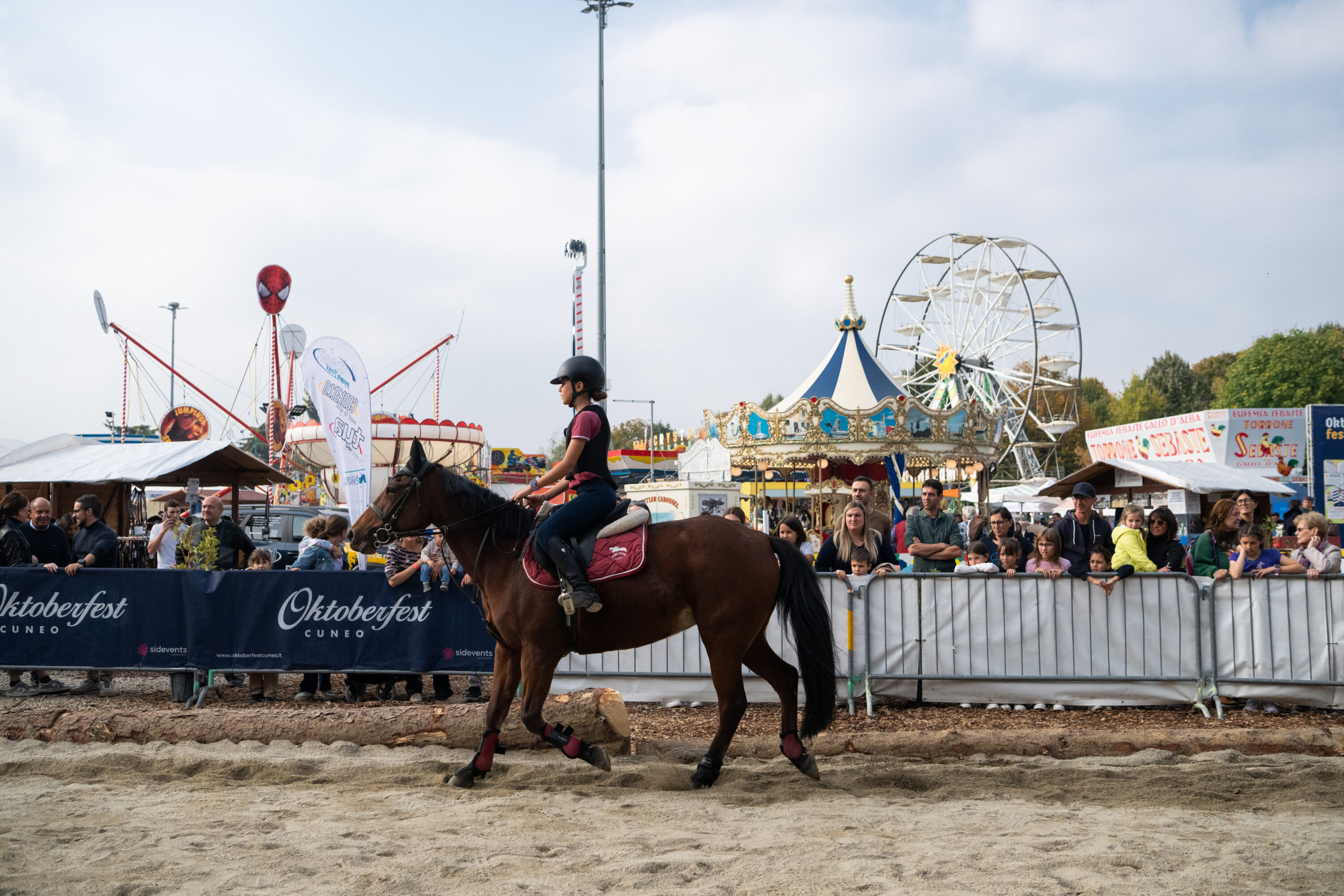 Un momento dello spettacolo ippico a Oktoberfest Cuneo 2025 (ph@Laura Atzeni)