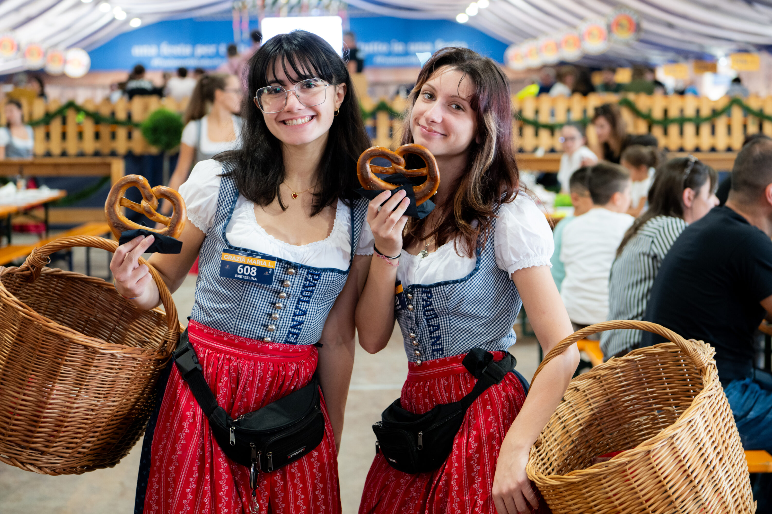 Bretzeline al lavoro a Oktoberfest Cuneo 2025 (ph@Laura Atzeni)