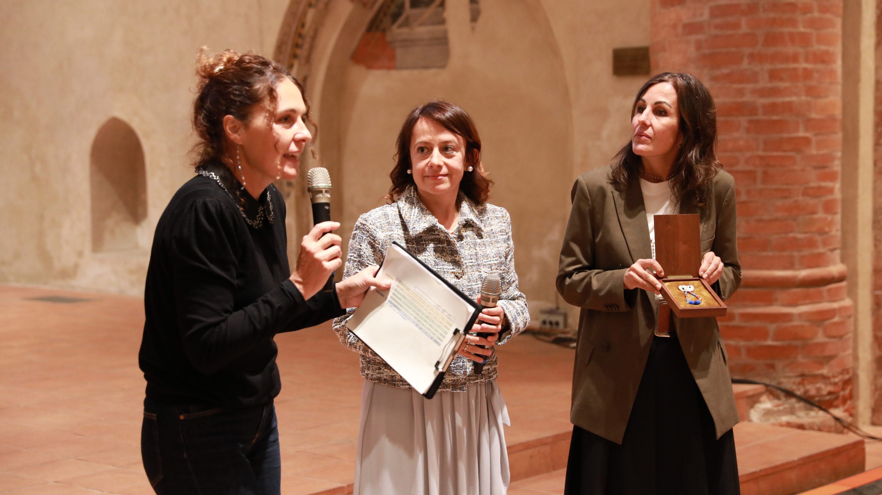 Giulia Pruneti (Archeologia Viva), Michela Ferrero (Dirigente comunale e Direttrice Musei Civici) e Cristina Clerico (assessora comunale) (ph@Raffaele Massano)