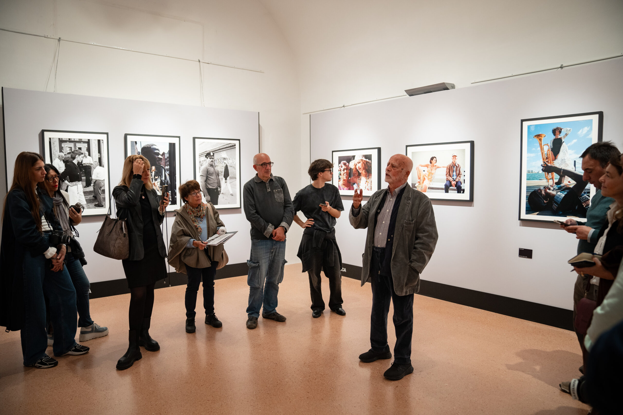 Ferdinando Scianna interviene alla mostra “Ferdinando Scianna. La moda, la vita” organizzata da Comune di Saluzzo e Fondazione Artea presso la Castiglia di Saluzzo (©️ Fondazione Artea - ph. Marco Rostagno)