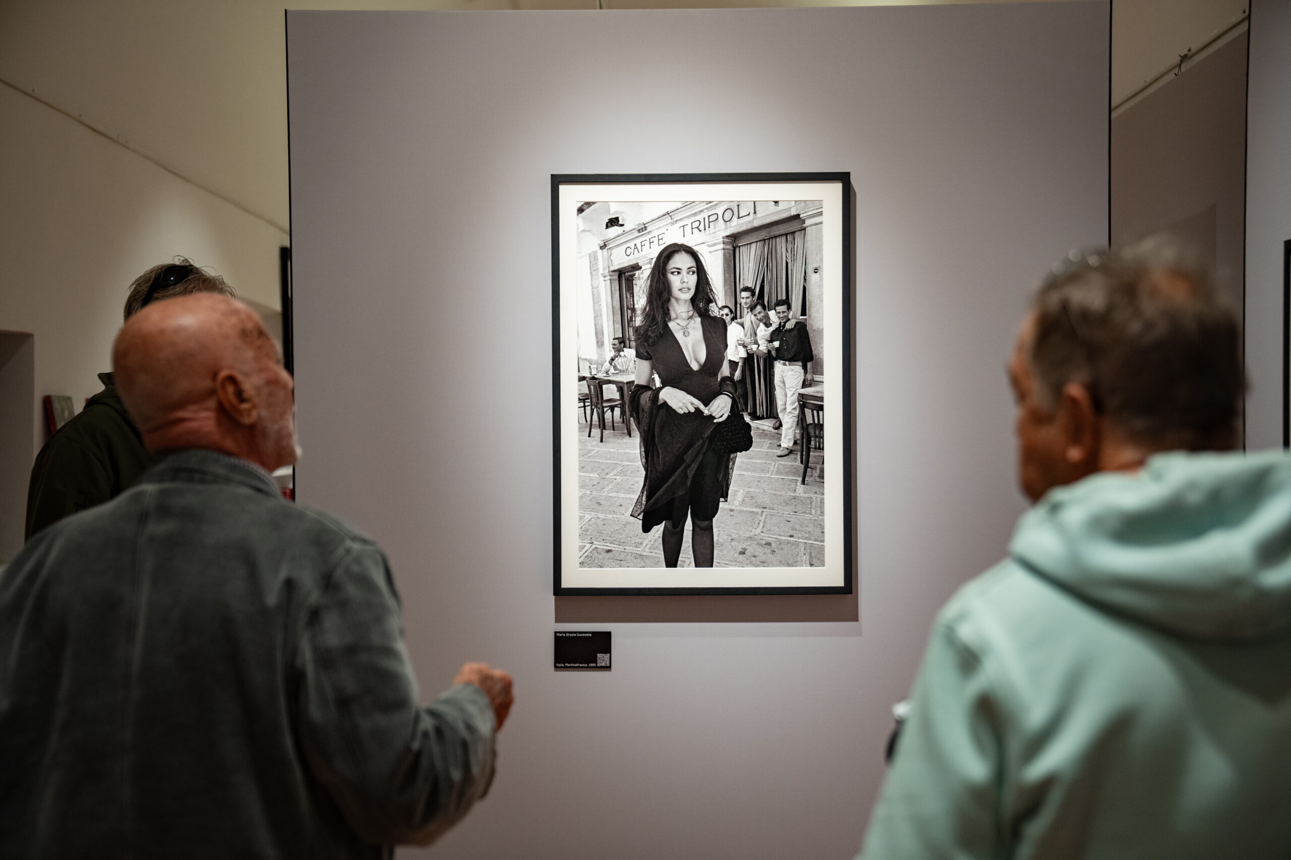 Ferdinando Scianna interviene alla mostra “Ferdinando Scianna. La moda, la vita” organizzata da Comune di Saluzzo e Fondazione Artea presso la Castiglia di Saluzzo (©️ Fondazione Artea - ph. Marco Rostagno)