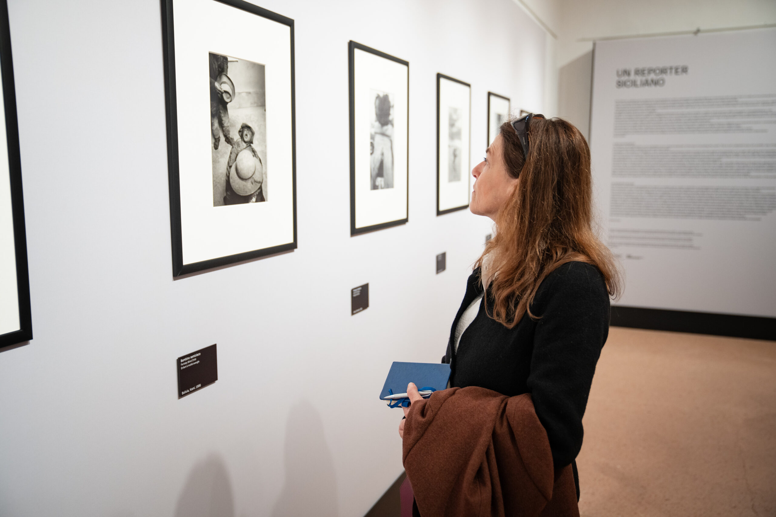 Alcuni scatti della mostra “Ferdinando Scianna. La moda, la vita” organizzata da Comune di Saluzzo e Fondazione Artea presso la Castiglia di Saluzzo (©️ Fondazione Artea - ph. Marco Rostagno)