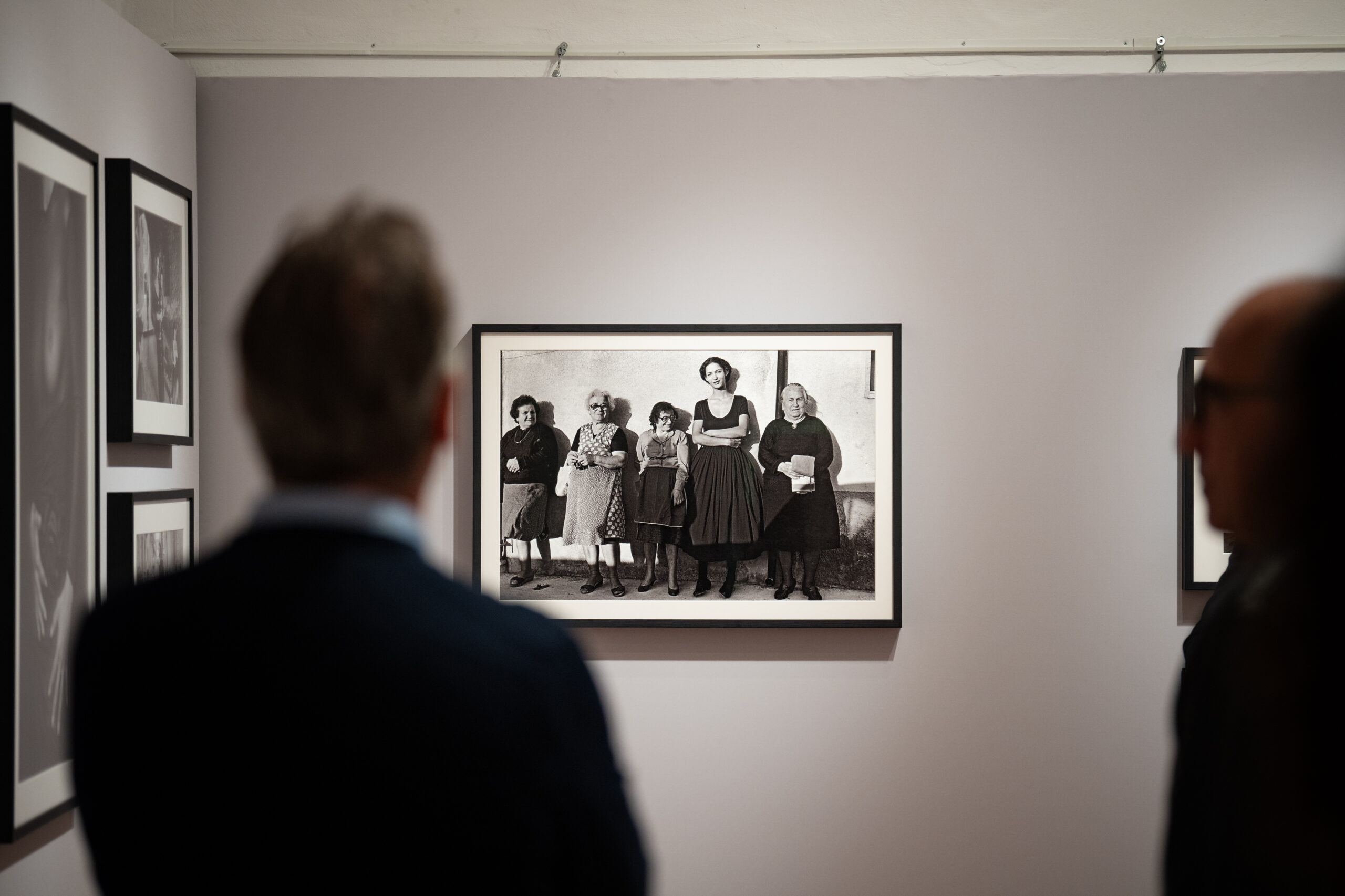 Alcuni scatti della mostra “Ferdinando Scianna. La moda, la vita” organizzata da Comune di Saluzzo e Fondazione Artea presso la Castiglia di Saluzzo (©️ Fondazione Artea - ph. Marco Rostagno)