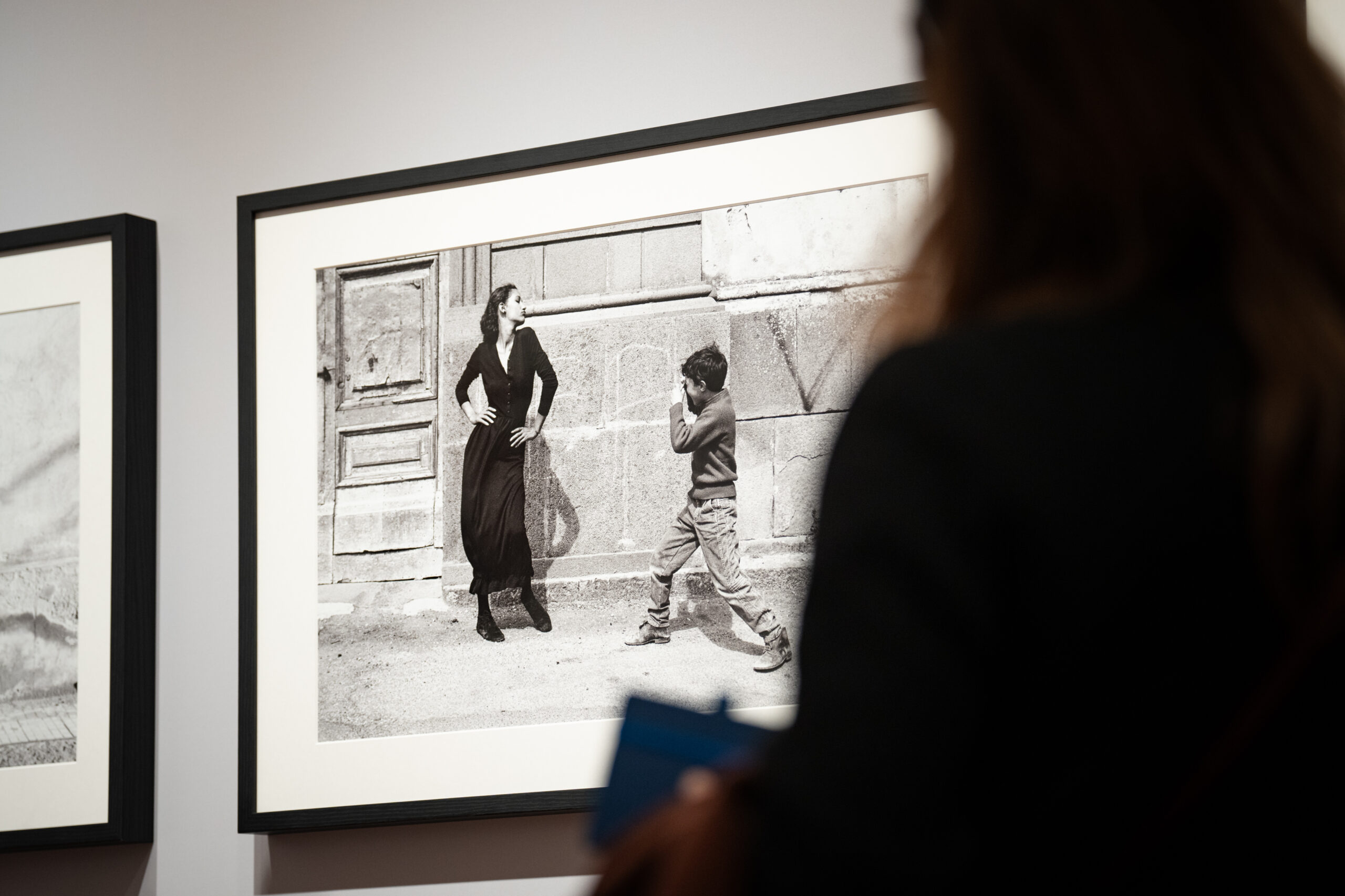 Alcuni scatti della mostra “Ferdinando Scianna. La moda, la vita” organizzata da Comune di Saluzzo e Fondazione Artea presso la Castiglia di Saluzzo (©️ Fondazione Artea - ph. Marco Rostagno)