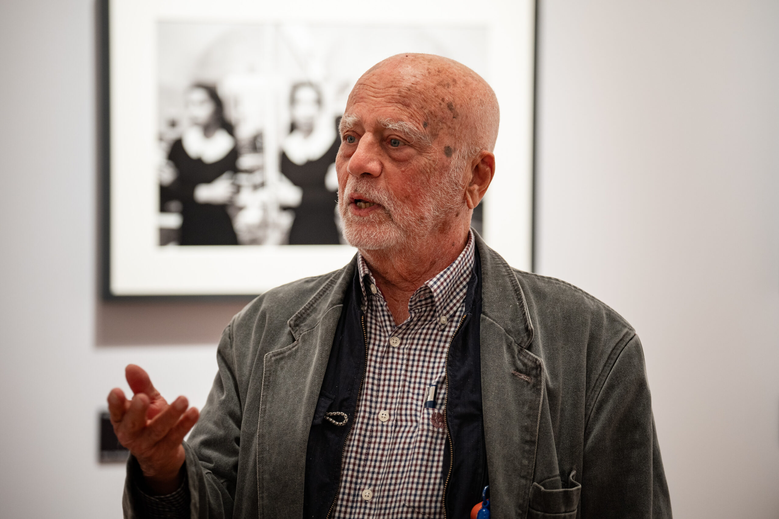 Ferdinando Scianna interviene alla mostra “Ferdinando Scianna. La moda, la vita” organizzata da Comune di Saluzzo e Fondazione Artea presso la Castiglia di Saluzzo (©️ Fondazione Artea - ph. Marco Rostagno)