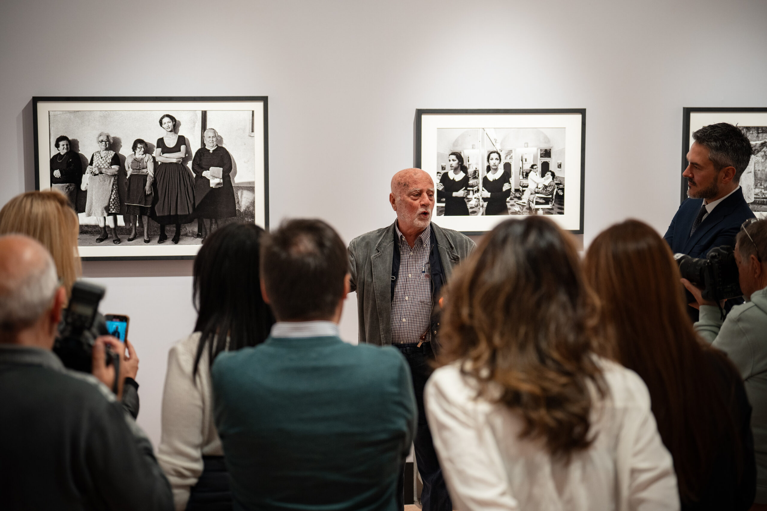 Ferdinando Scianna interviene alla mostra “Ferdinando Scianna. La moda, la vita” organizzata da Comune di Saluzzo e Fondazione Artea presso la Castiglia di Saluzzo (©️ Fondazione Artea - ph. Marco Rostagno)