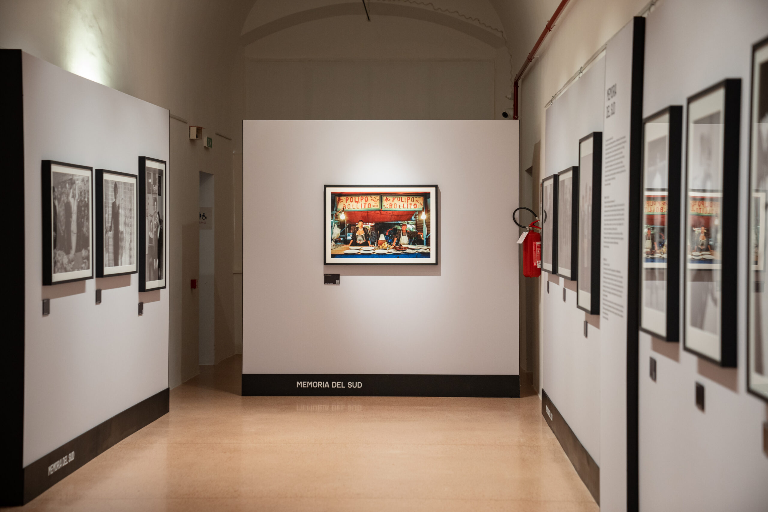 Alcuni scatti della mostra “Ferdinando Scianna. La moda, la vita” organizzata da Comune di Saluzzo e Fondazione Artea presso la Castiglia di Saluzzo (©️ Fondazione Artea - ph. Marco Rostagno)