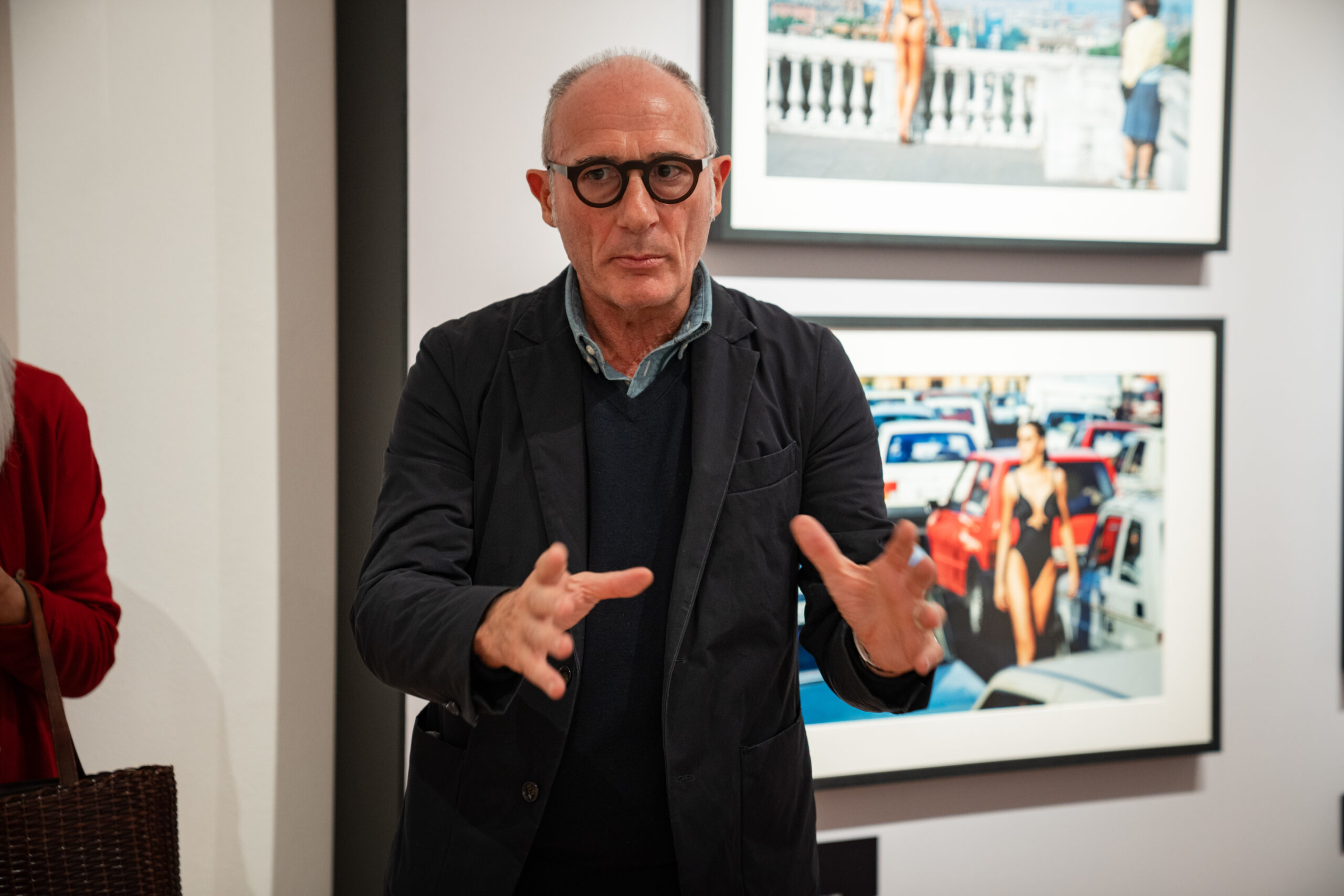 Il curatore Denis Curti interviene alla mostra “Ferdinando Scianna. La moda, la vita” organizzata da Comune di Saluzzo e Fondazione Artea presso la Castiglia di Saluzzo (©️ Fondazione Artea - ph. Marco Rostagno)