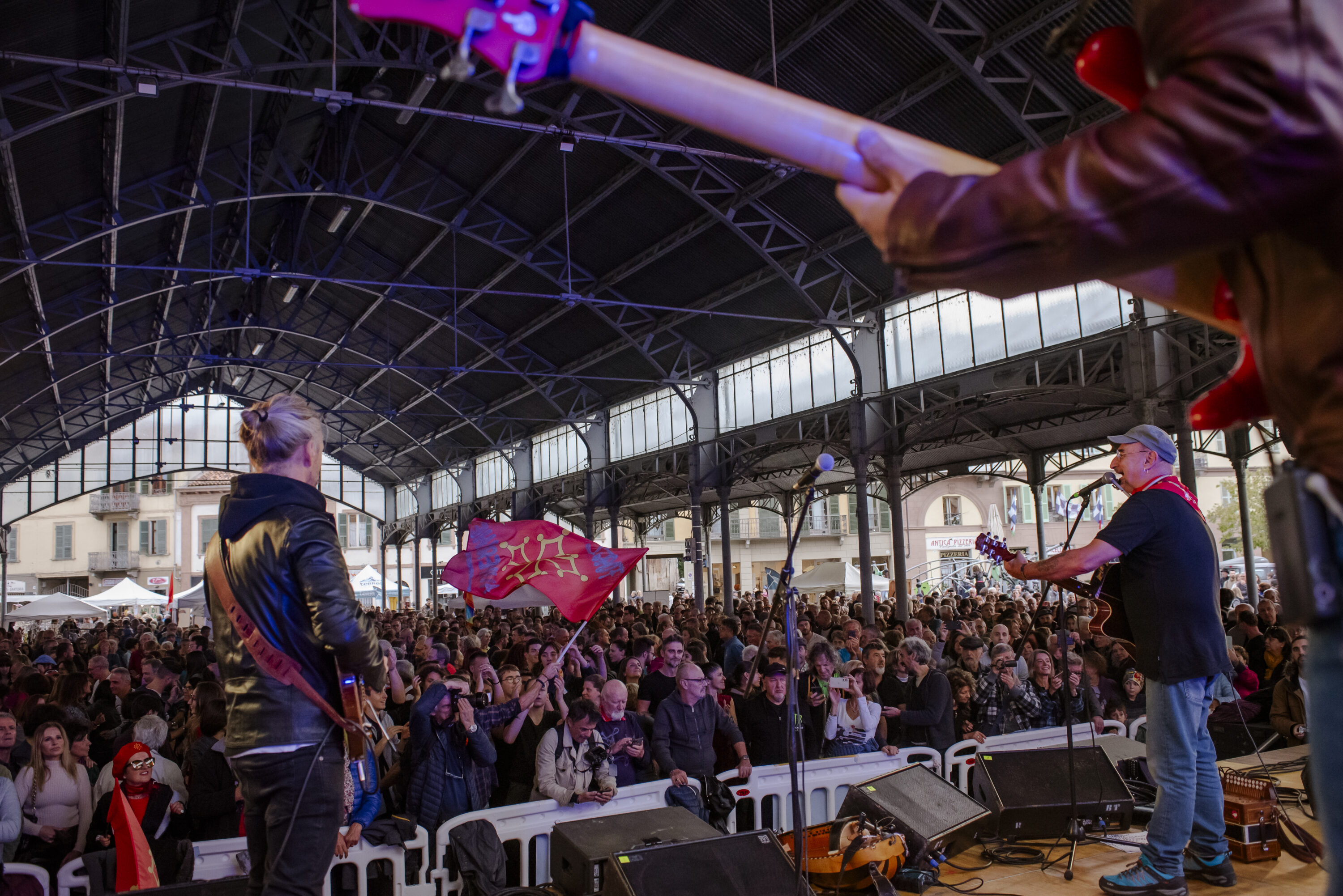 L'esibizione dei Lou Dalfin per Uvernada