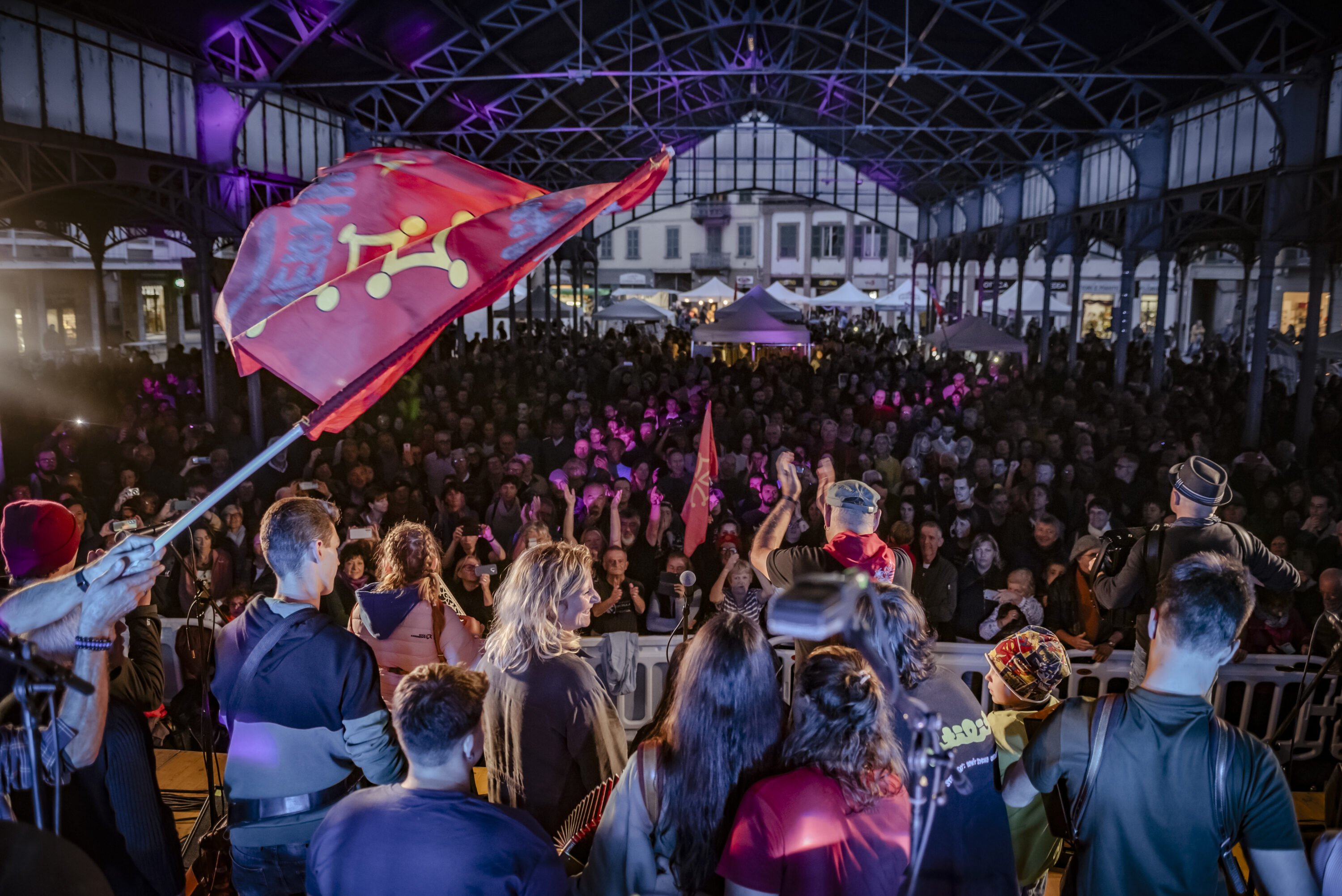 L'esibizione dei Lou Dalfin per Uvernada