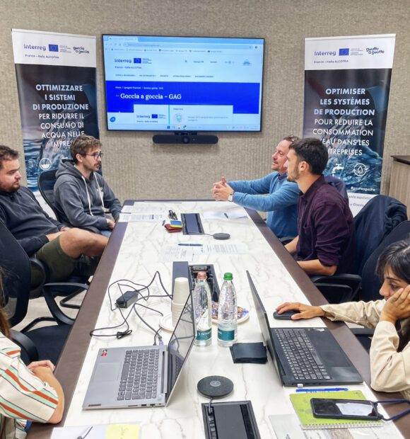 Un momento della consegna delle diagnosi sul consumo idrico alle aziende aderenti al progetto "Goccia a Goccia - GAG" nei locali della Camera di Commercio di Alba