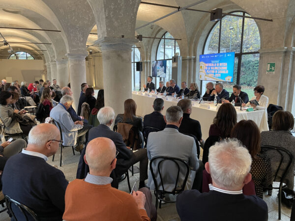 La Sala delle Colonne gremita di autorità e istituzioni al Filatoio di Caraglio