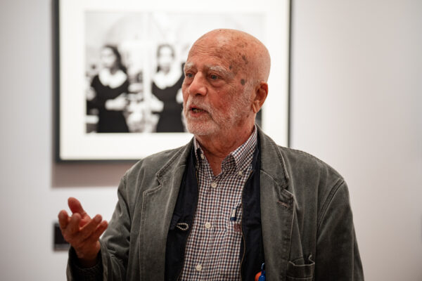 Ferdinando Scianna in visita alla mostra a lui dedicata alla Castiglia di Saluzzo (©Fondazione Artea_ph. Marco Rostagno)